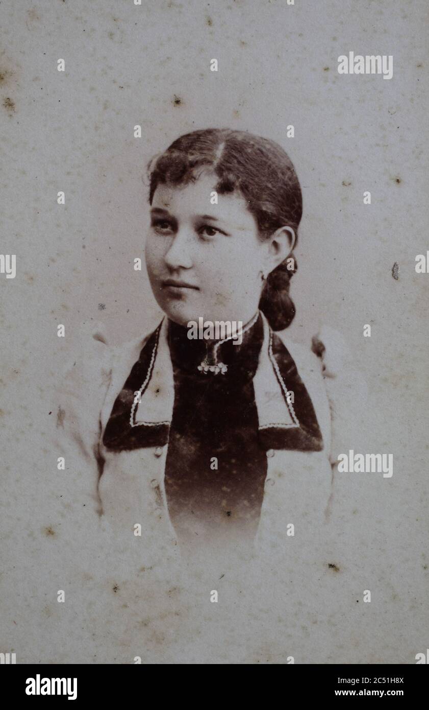 Frau, Carte de visite, a type of small photograph which was patented in 1854, each photograph was the size of a visiting card, and such photograph cards were commonly traded among friends and visitors in the 1860s  /  Visitformat, Carte de Visite, auf Karton fixierte Fotografie im Format ab ca. 6 × 9 cm, ab ca. 1860 wurde die Carte de Visite sehr populär und trug wesentlich zur Verbreitung der Fotografie bei. Stock Photo