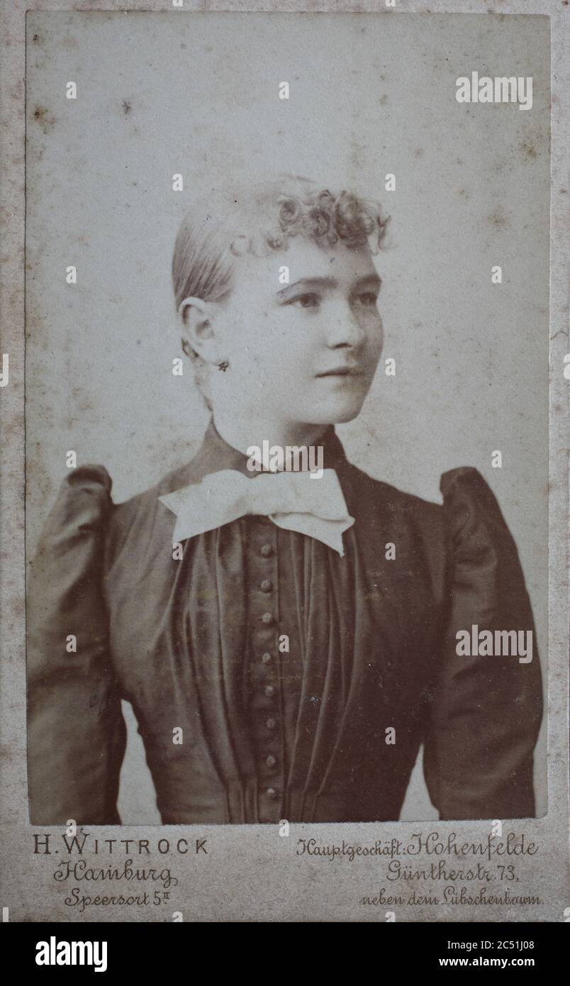 Frau, Carte de visite, a type of small photograph which was patented in 1854, each photograph was the size of a visiting card, and such photograph cards were commonly traded among friends and visitors in the 1860s  /  Visitformat, Carte de Visite, auf Karton fixierte Fotografie im Format ab ca. 6 × 9 cm, ab ca. 1860 wurde die Carte de Visite sehr populär und trug wesentlich zur Verbreitung der Fotografie bei. Stock Photo