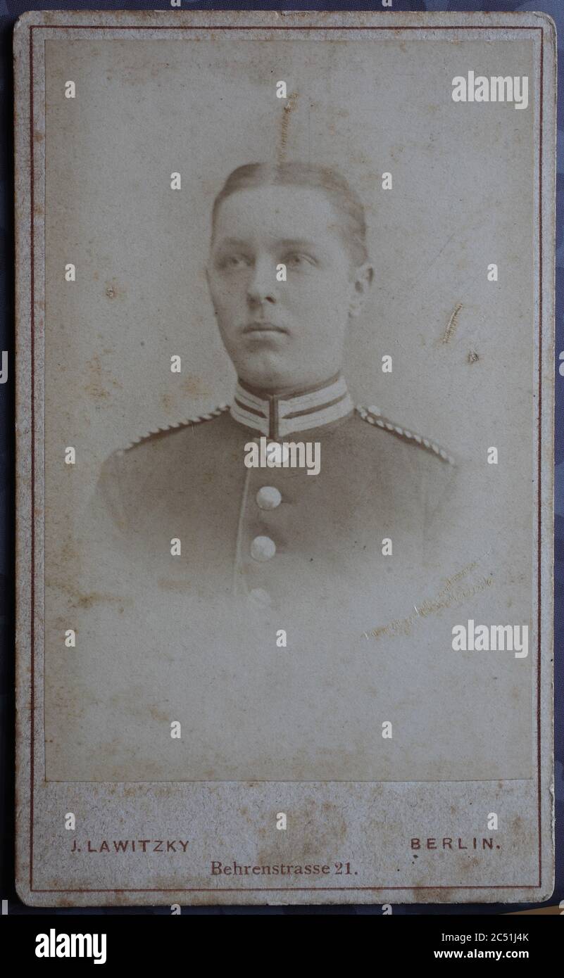 Mann, Carte de visite, a type of small photograph which was patented in 1854, each photograph was the size of a visiting card, and such photograph cards were commonly traded among friends and visitors in the 1860s  /  Visitformat, Carte de Visite, auf Karton fixierte Fotografie im Format ab ca. 6 × 9 cm, ab ca. 1860 wurde die Carte de Visite sehr populär und trug wesentlich zur Verbreitung der Fotografie bei. Stock Photo