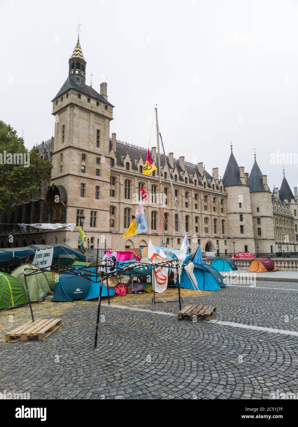 Extinction Rebellion (XR) protest, Pont au Change, Paris, France. October 11 2019.  Environmental pressure group to compel government action Stock Photo