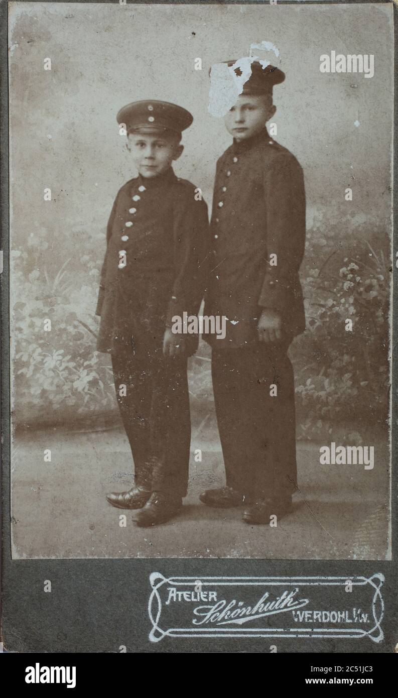 Kinder in Uniform, Carte de visite, a type of small photograph which was patented in 1854, each photograph was the size of a visiting card, and such photograph cards were commonly traded among friends and visitors in the 1860s  /  Visitformat, Carte de Visite, auf Karton fixierte Fotografie im Format ab ca. 6 × 9 cm, ab ca. 1860 wurde die Carte de Visite sehr populär und trug wesentlich zur Verbreitung der Fotografie bei. Stock Photo
