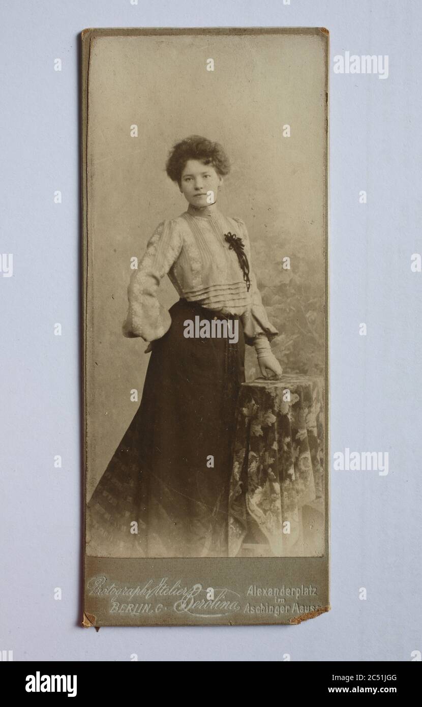 Frau, Carte de visite, a type of small photograph which was patented in 1854, each photograph was the size of a visiting card, and such photograph cards were commonly traded among friends and visitors in the 1860s  /  Visitformat, Carte de Visite, auf Karton fixierte Fotografie im Format ab ca. 6 × 9 cm, ab ca. 1860 wurde die Carte de Visite sehr populär und trug wesentlich zur Verbreitung der Fotografie bei. Stock Photo