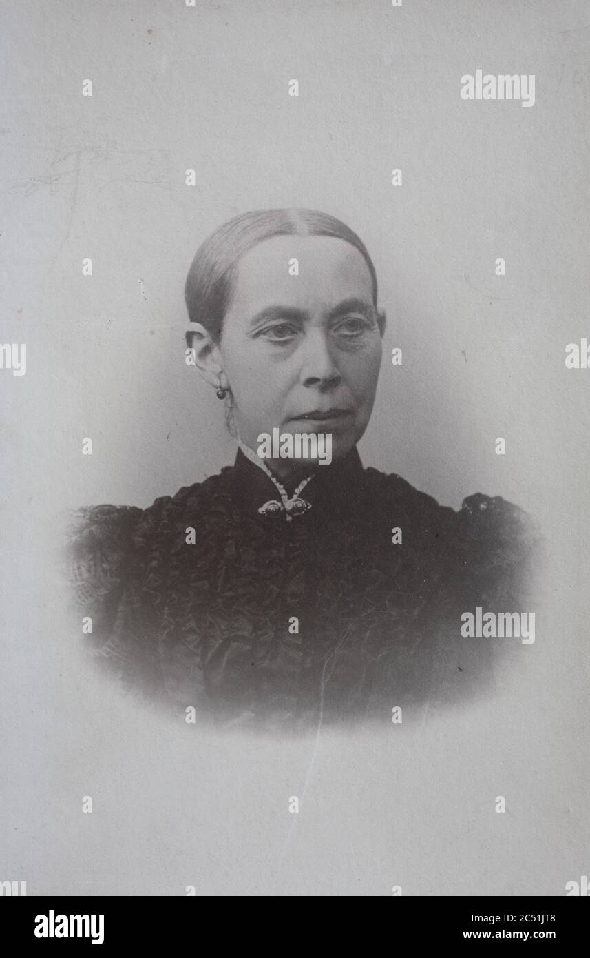 Frau, Carte de visite, a type of small photograph which was patented in 1854, each photograph was the size of a visiting card, and such photograph cards were commonly traded among friends and visitors in the 1860s  /  Visitformat, Carte de Visite, auf Karton fixierte Fotografie im Format ab ca. 6 × 9 cm, ab ca. 1860 wurde die Carte de Visite sehr populär und trug wesentlich zur Verbreitung der Fotografie bei. Stock Photo