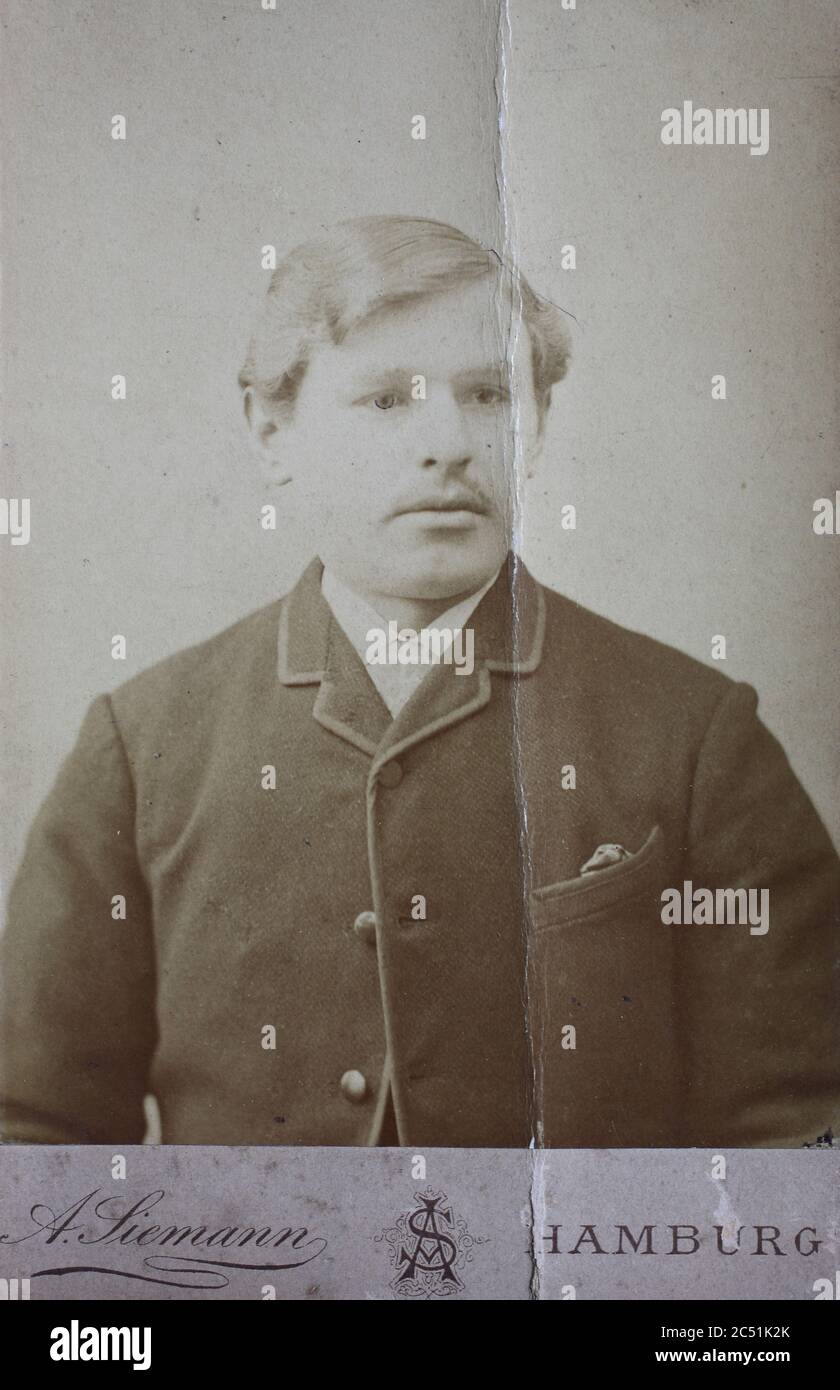 Mann, Carte de visite, a type of small photograph which was patented in 1854, each photograph was the size of a visiting card, and such photograph cards were commonly traded among friends and visitors in the 1860s  /  Visitformat, Carte de Visite, auf Karton fixierte Fotografie im Format ab ca. 6 × 9 cm, ab ca. 1860 wurde die Carte de Visite sehr populär und trug wesentlich zur Verbreitung der Fotografie bei. Stock Photo