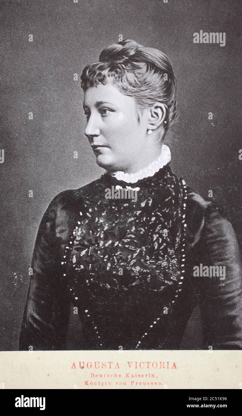 Frau, Carte de visite, a type of small photograph which was patented in 1854, each photograph was the size of a visiting card, and such photograph cards were commonly traded among friends and visitors in the 1860s  /  Visitformat, Carte de Visite, auf Karton fixierte Fotografie im Format ab ca. 6 × 9 cm, ab ca. 1860 wurde die Carte de Visite sehr populär und trug wesentlich zur Verbreitung der Fotografie bei. Stock Photo