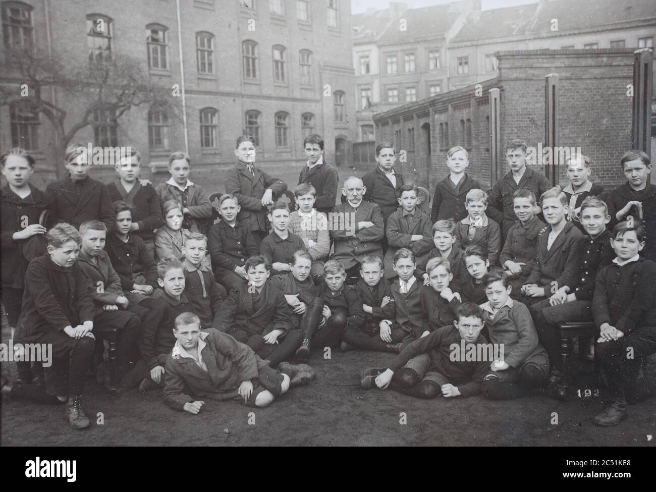 Klassenfoto, Schulklasse, Jungenklasse mit Lehrer, 1920, Carte de visite, a type of small photograph which was patented in 1854, each photograph was the size of a visiting card, and such photograph cards were commonly traded among friends and visitors in the 1860s  /  Visitformat, Carte de Visite, auf Karton fixierte Fotografie im Format ab ca. 6 × 9 cm, ab ca. 1860 wurde die Carte de Visite sehr populär und trug wesentlich zur Verbreitung der Fotografie bei. Stock Photo