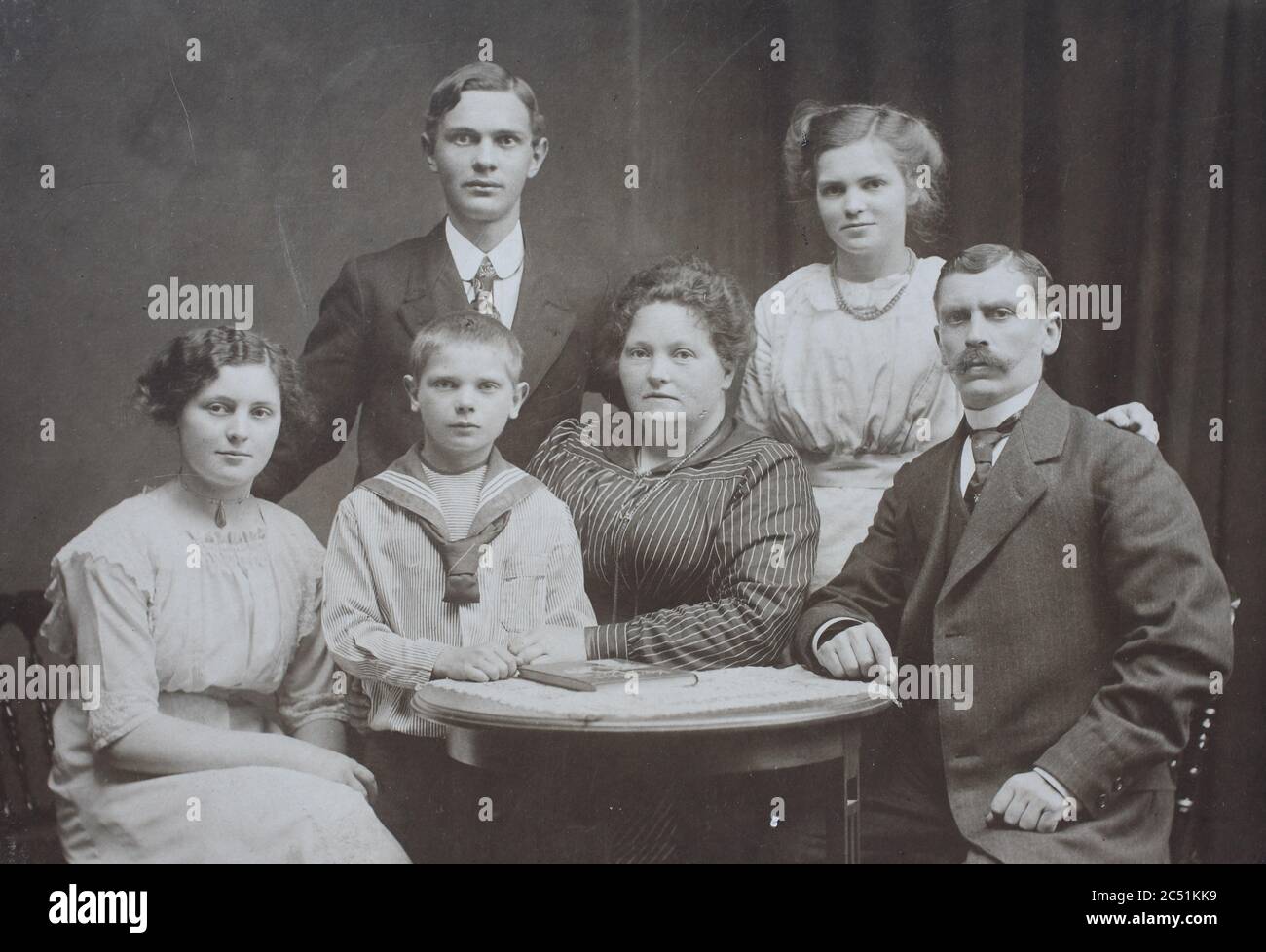 Familienfoto, Eltern mit vier Kindern, family with four children, Carte de visite, a type of small photograph which was patented in 1854, each photograph was the size of a visiting card, and such photograph cards were commonly traded among friends and visitors in the 1860s  /  Visitformat, Carte de Visite, auf Karton fixierte Fotografie im Format ab ca. 6 × 9 cm, ab ca. 1860 wurde die Carte de Visite sehr populär und trug wesentlich zur Verbreitung der Fotografie bei. Stock Photo