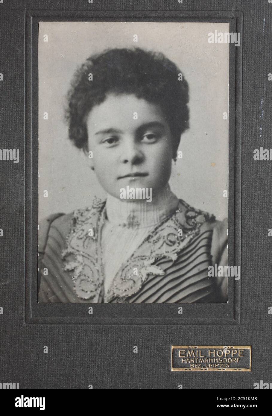 Frau, Carte de visite, a type of small photograph which was patented in 1854, each photograph was the size of a visiting card, and such photograph cards were commonly traded among friends and visitors in the 1860s  /  Visitformat, Carte de Visite, auf Karton fixierte Fotografie im Format ab ca. 6 × 9 cm, ab ca. 1860 wurde die Carte de Visite sehr populär und trug wesentlich zur Verbreitung der Fotografie bei. Stock Photo