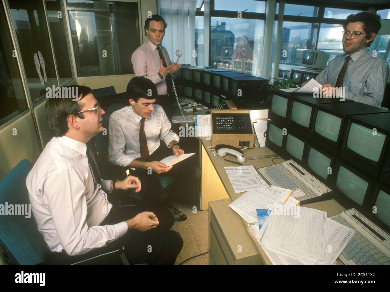 Stockbrokers 1990s UK working for Hoare Govett at their  terminals City of London office. Circa 1995  England UK HOMER SYKES Stock Photo