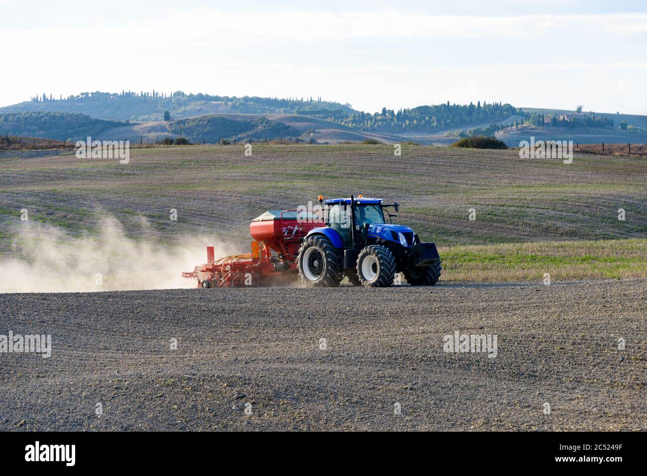 Ein Bauer in der Toskana bestellt sein Feld mit dem Traktor Stock Photo