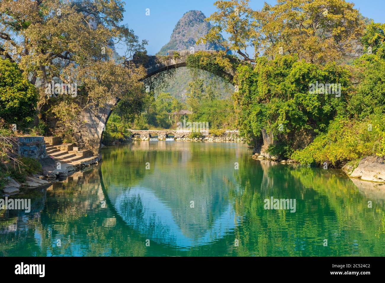 The Fuli Bridge on the Yulong River in Yangshuo, Guilin, China Stock ...