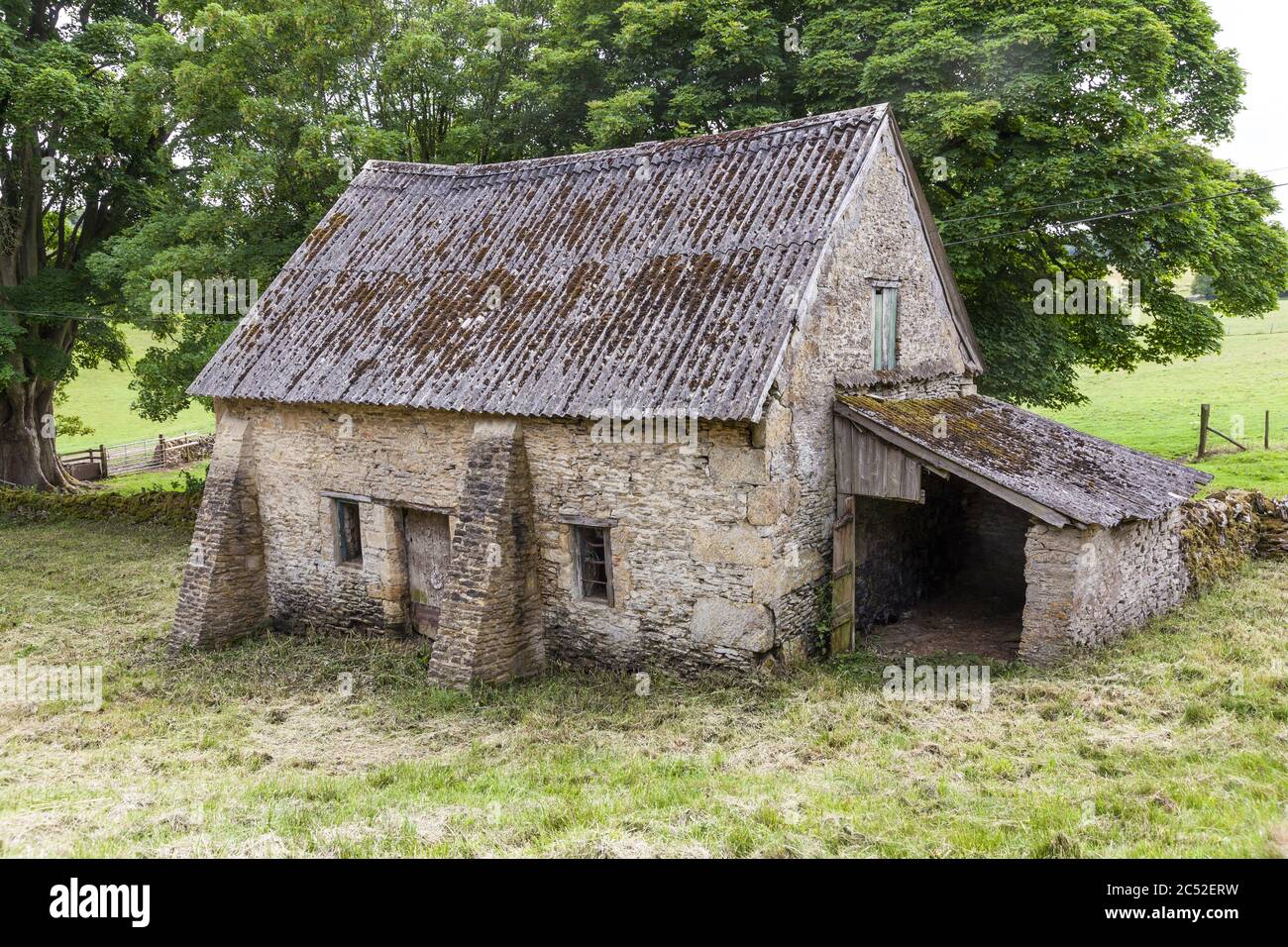 An old stone barn near the Cotswold village of Snowshill, Gloucestershire UK Stock Photo