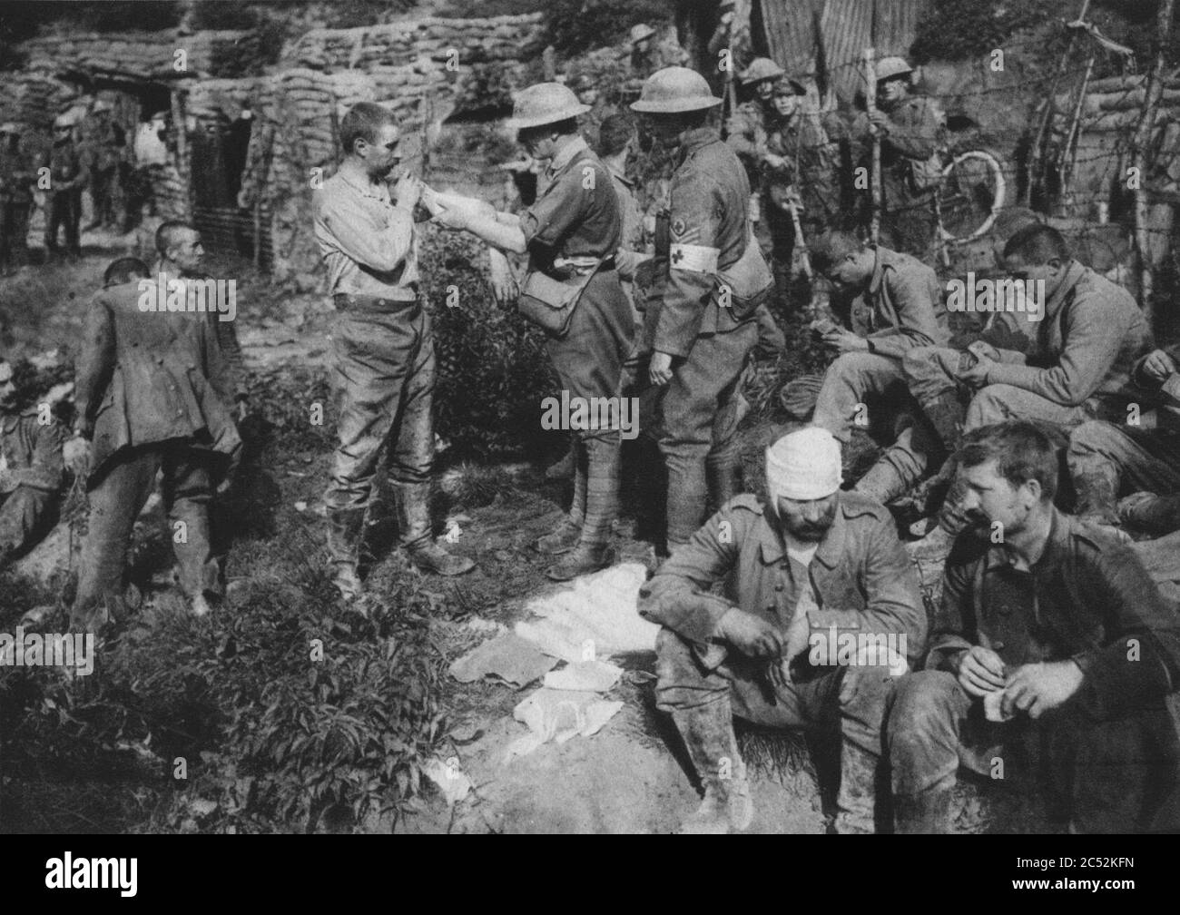 In Gefangenschaft geratene deutsche Verwundete erhalten auf dem englische Verbandplatz bei Authuille. Stock Photo