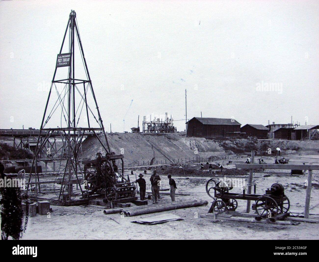 Impianti Massarenti, estrazione di petrolio, 1920 - san dl SAN Stock Photo