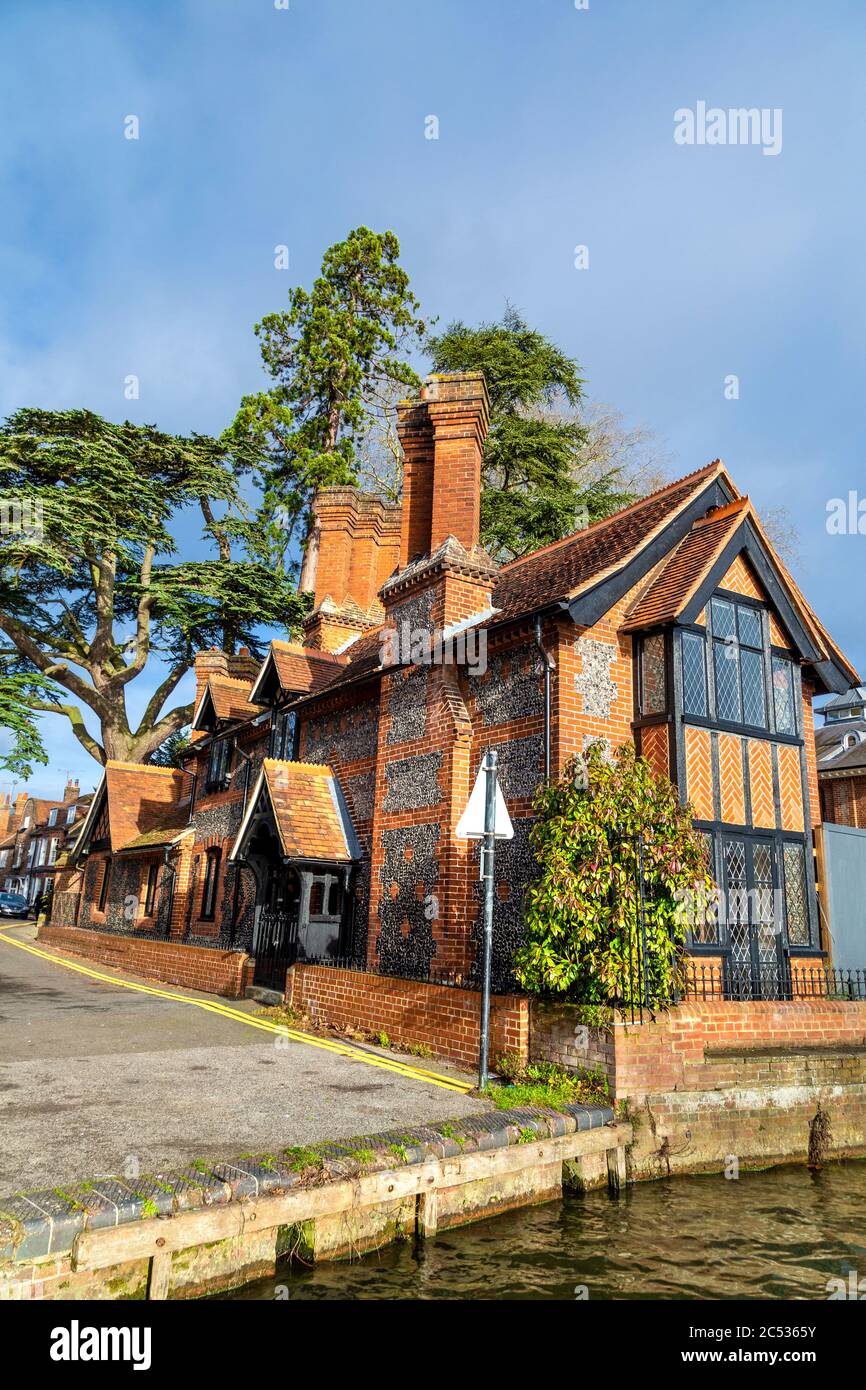 Uk cottage vertical hires stock photography and images Alamy