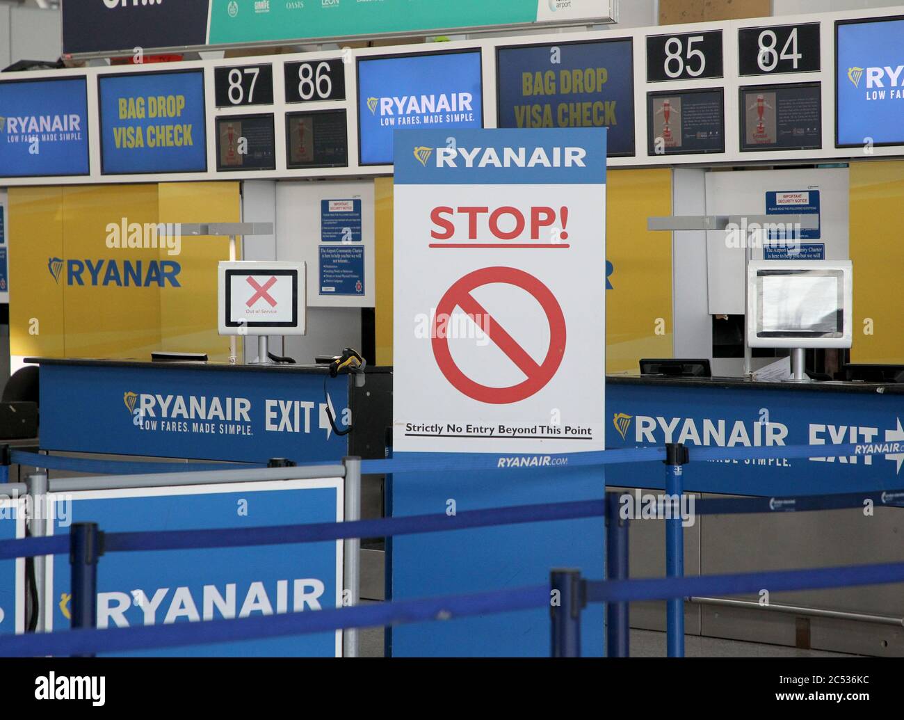 Ryanair check in desk hires stock photography and images Alamy