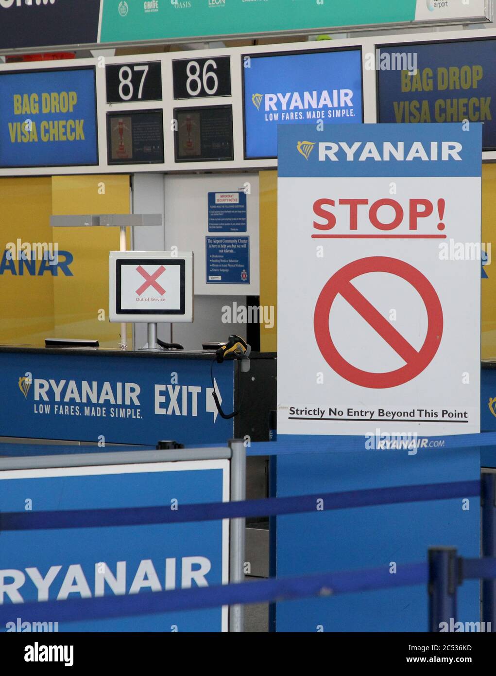 Ryanair check in hires stock photography and images Alamy
