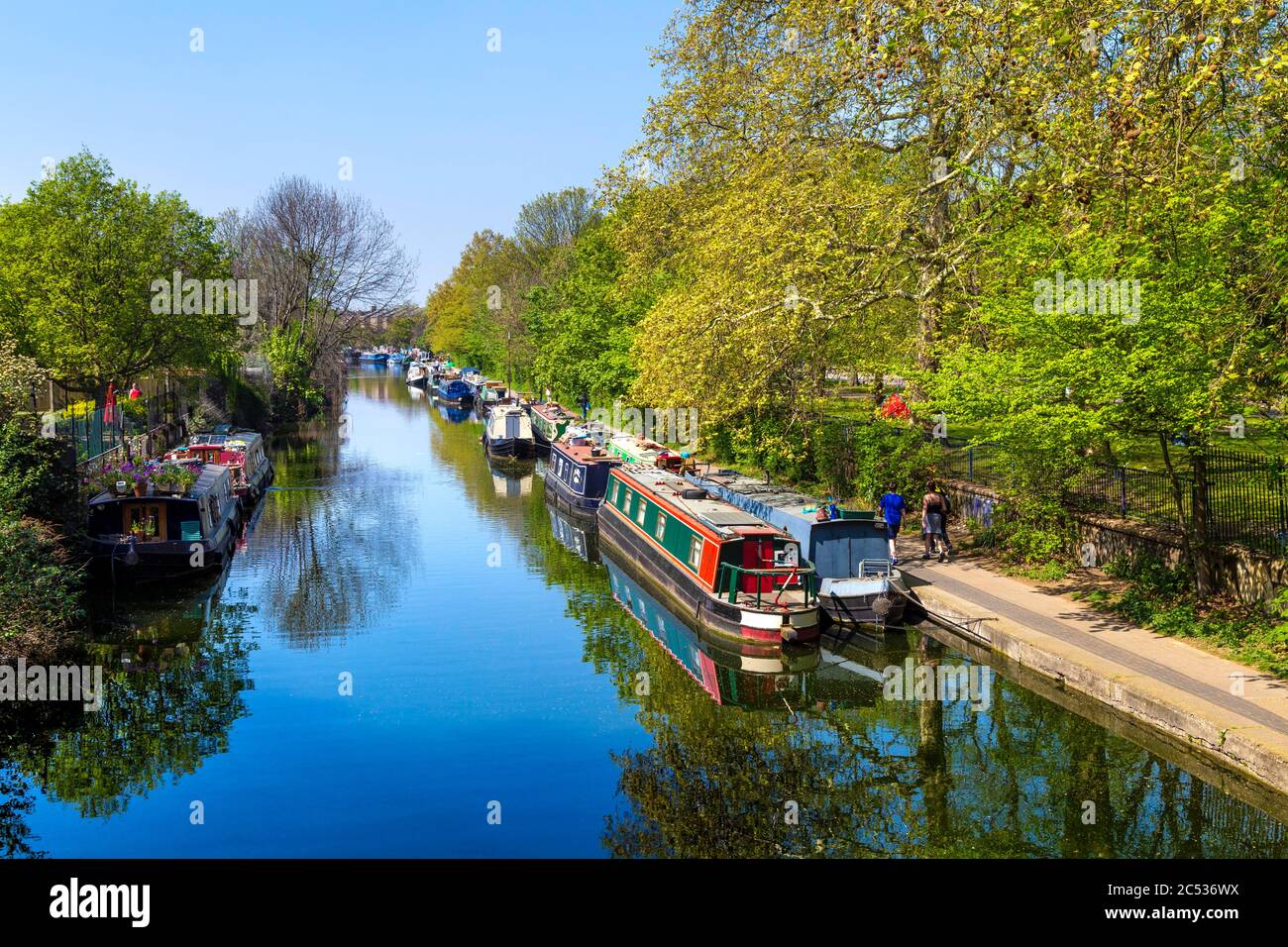 Houseboats mooring on the Regent's Canal next to Victoria Park, London, UK Stock Photo