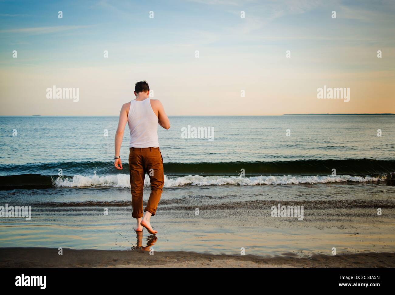 One man walking on beach hi-res stock photography and images - Alamy