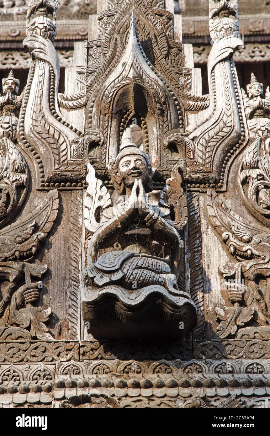 Kyang Sign Carved figurines. Shwe Kyang monastery Stock Photo - Alamy