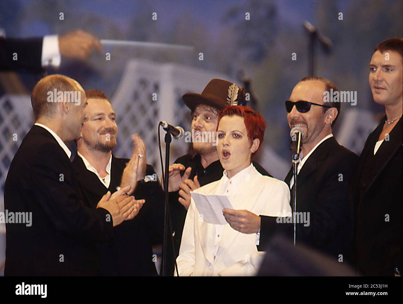 Pavarotti & Friends concert in Modena,Italy 1995: left Brian Eno,Bono,Zucchero,Dolores O'Riordan (of Cranberries), The Edge (of U2) and Simon Le Bon o Stock Photo