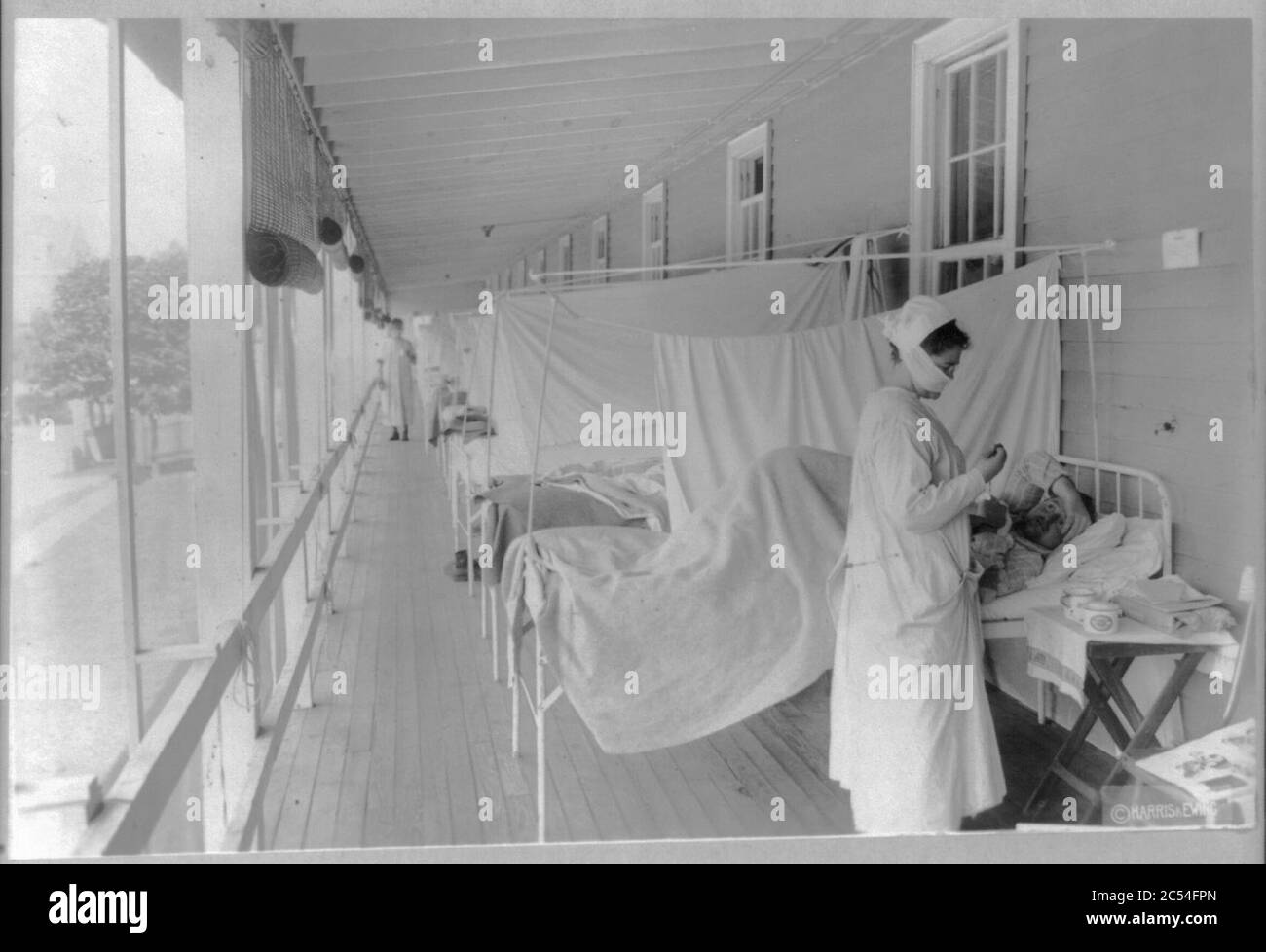 Influenza ward, Walter Reed Hospital, Wash., D.C. (Nurse taking patient's pulse) Stock Photo
