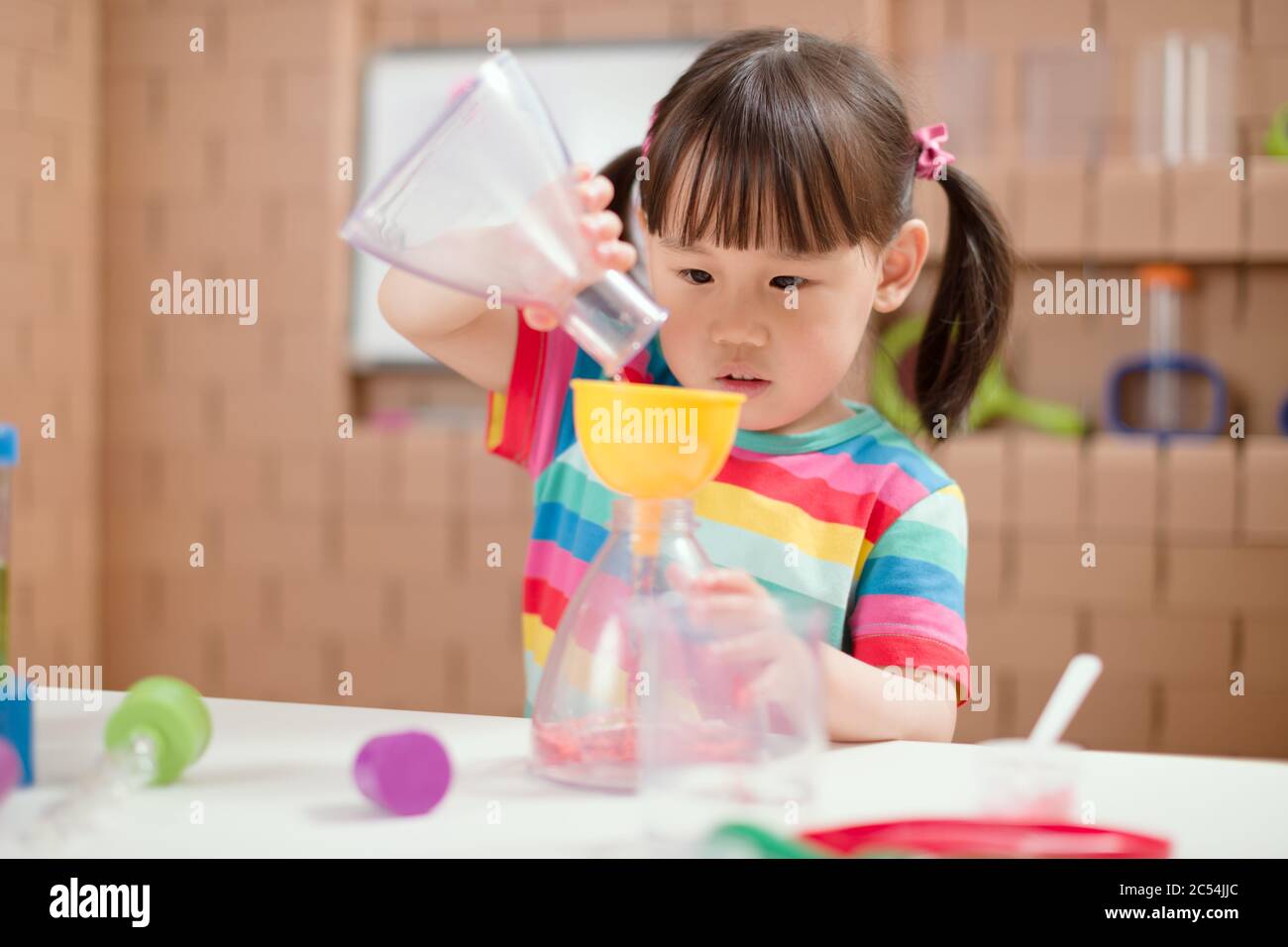 Experiment Play toddler girl play science experiments for homeschooling Stock Photo - Alamy