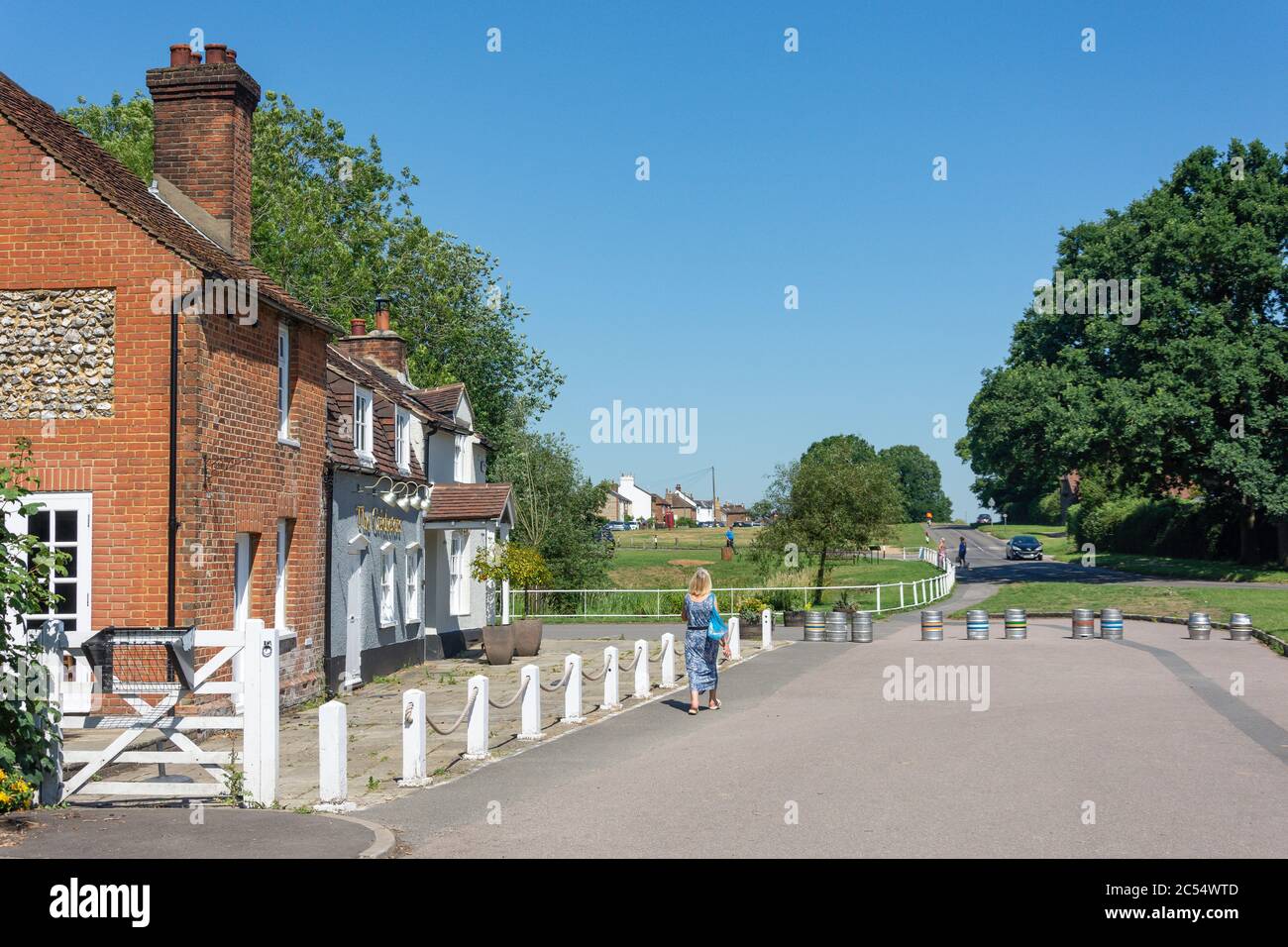 The Cricketers Pub and pond, The Green, Sarratt, Hertfordshire, England, United Kingdom Stock Photo