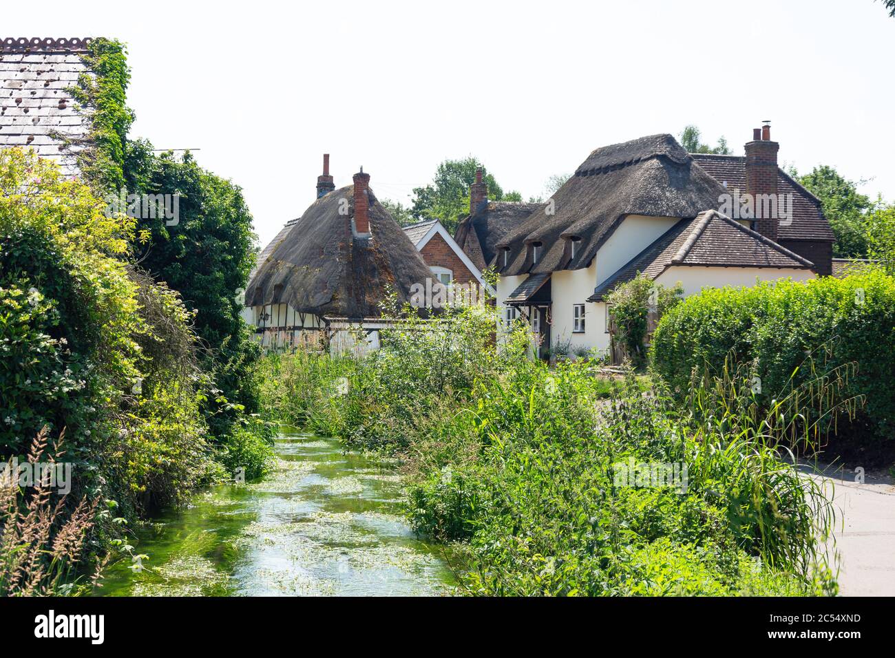 Thatched cottages and River Lambourn, Back Street, Eastbury, Berkshire, England, United Kingdom Stock Photo