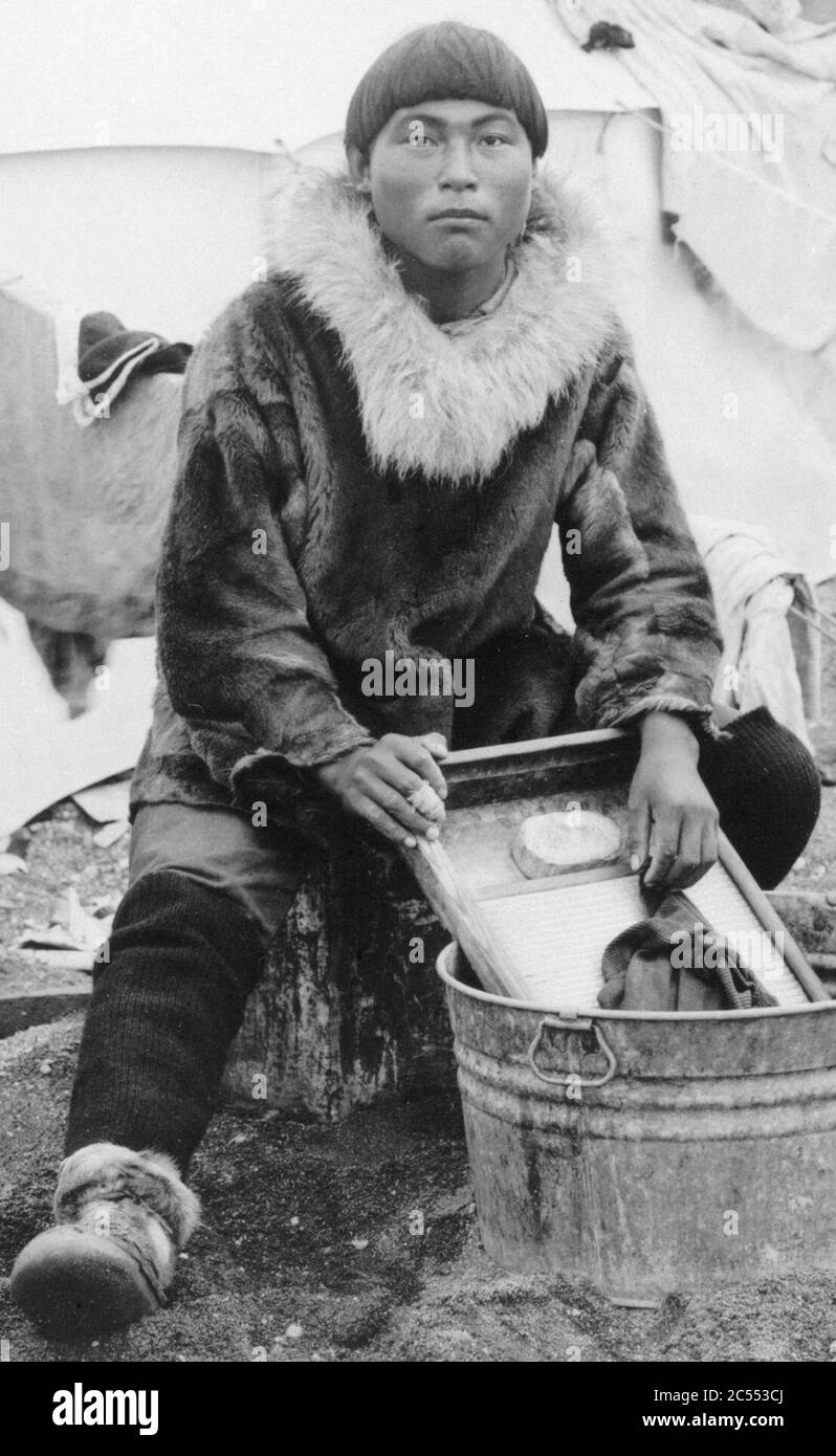 Inuit man washing cloths in 1906 - Goetze. Stock Photo