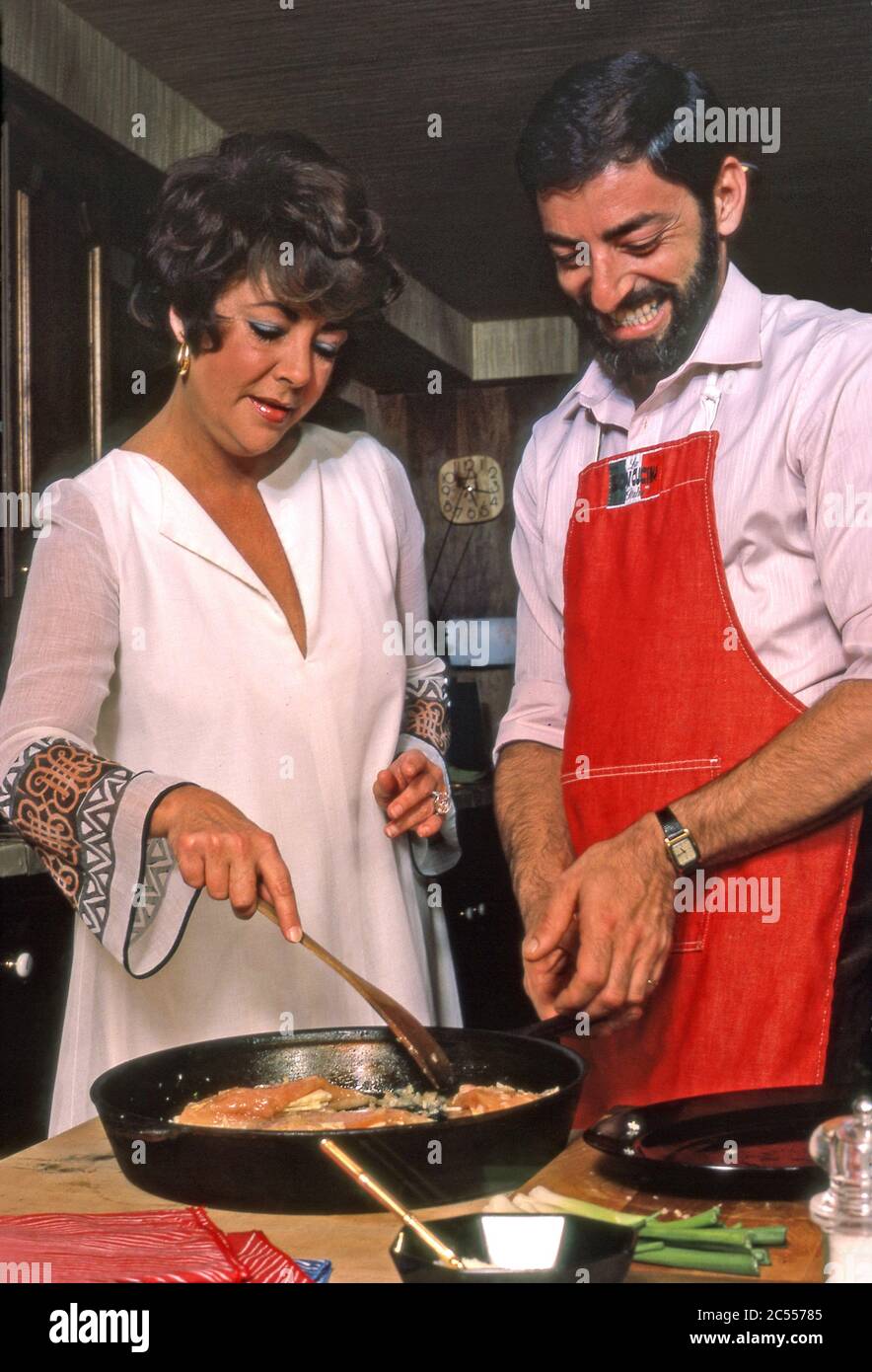 Elizabeth Taylor taking a cooking lesson from chef Nick Grippo in her home in Bel Air, CA Stock Photo