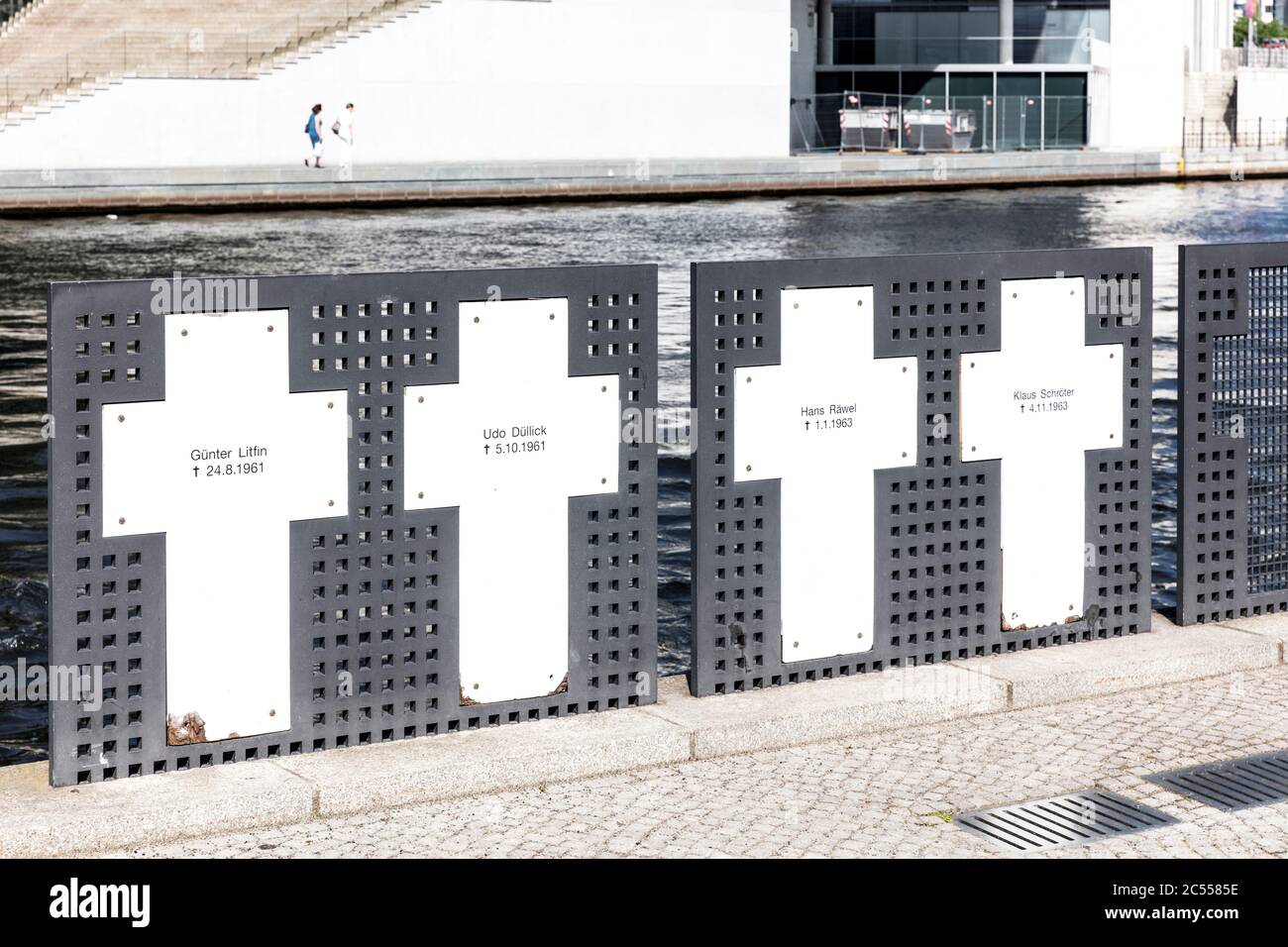 Spreeufer, memorial crosses, memorial, Spreebogenpark, government district, Berlin, Germany Stock Photo