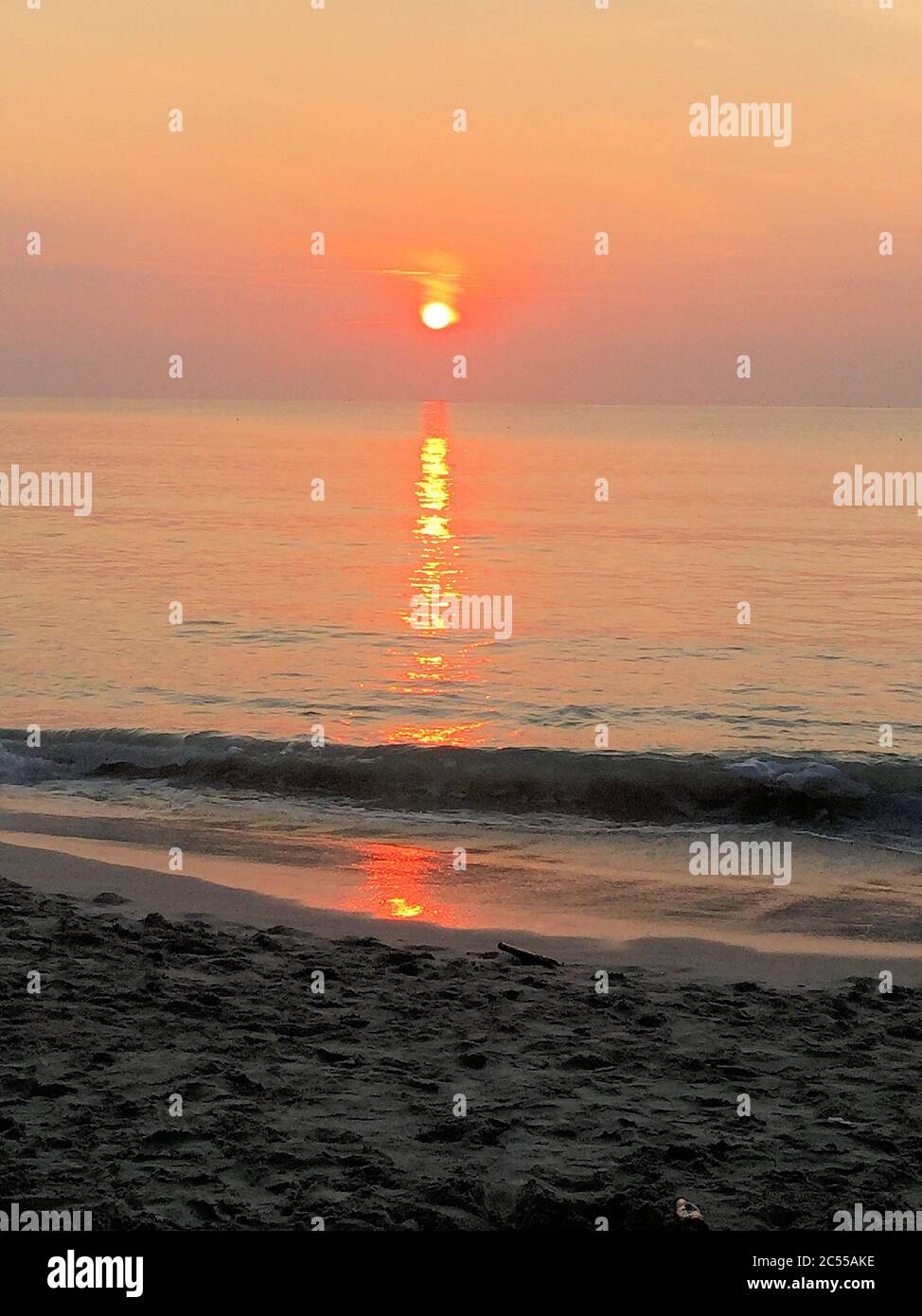 Sunrise thailand beach hi-res stock photography and images - Alamy