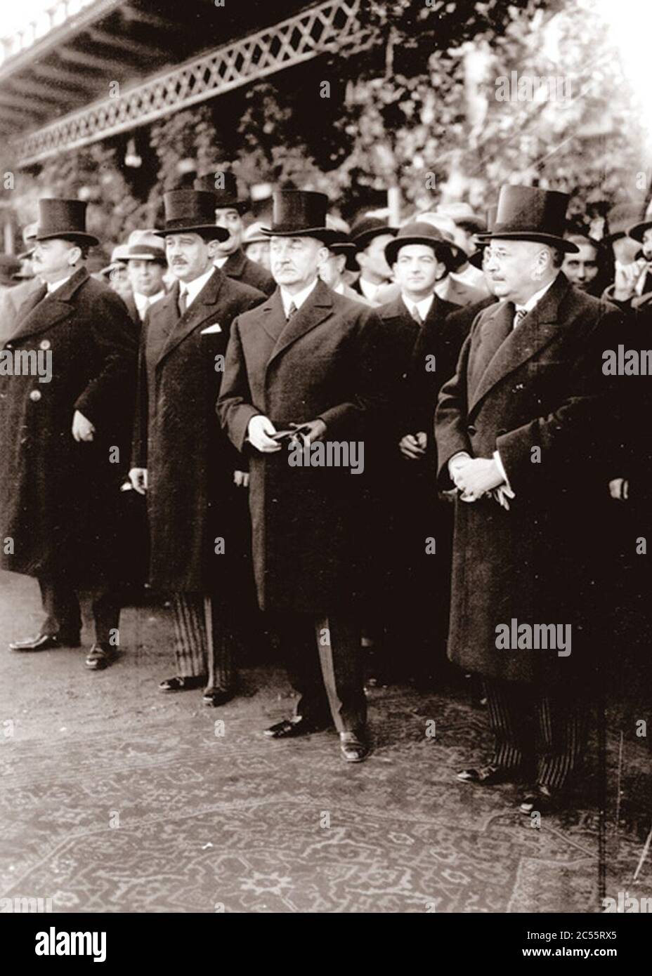 Iuliu Maniu, preşedintele Partidului Naţional-Ţărănesc (centru) şi profesorul Dimitrie Gusti (stânga). Stock Photo