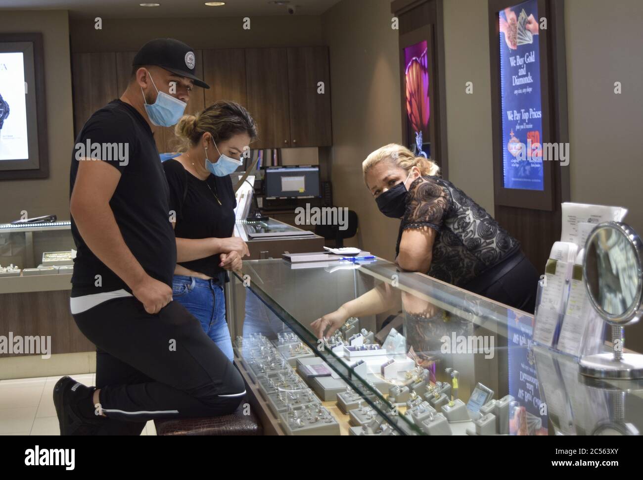 FRESNO, UNITED STATES - Jun 08, 2020: Jewelry store employee helping a  young couple find a ring all wearing face masks during COVID 19 (Is an  Editori Stock Photo - Alamy