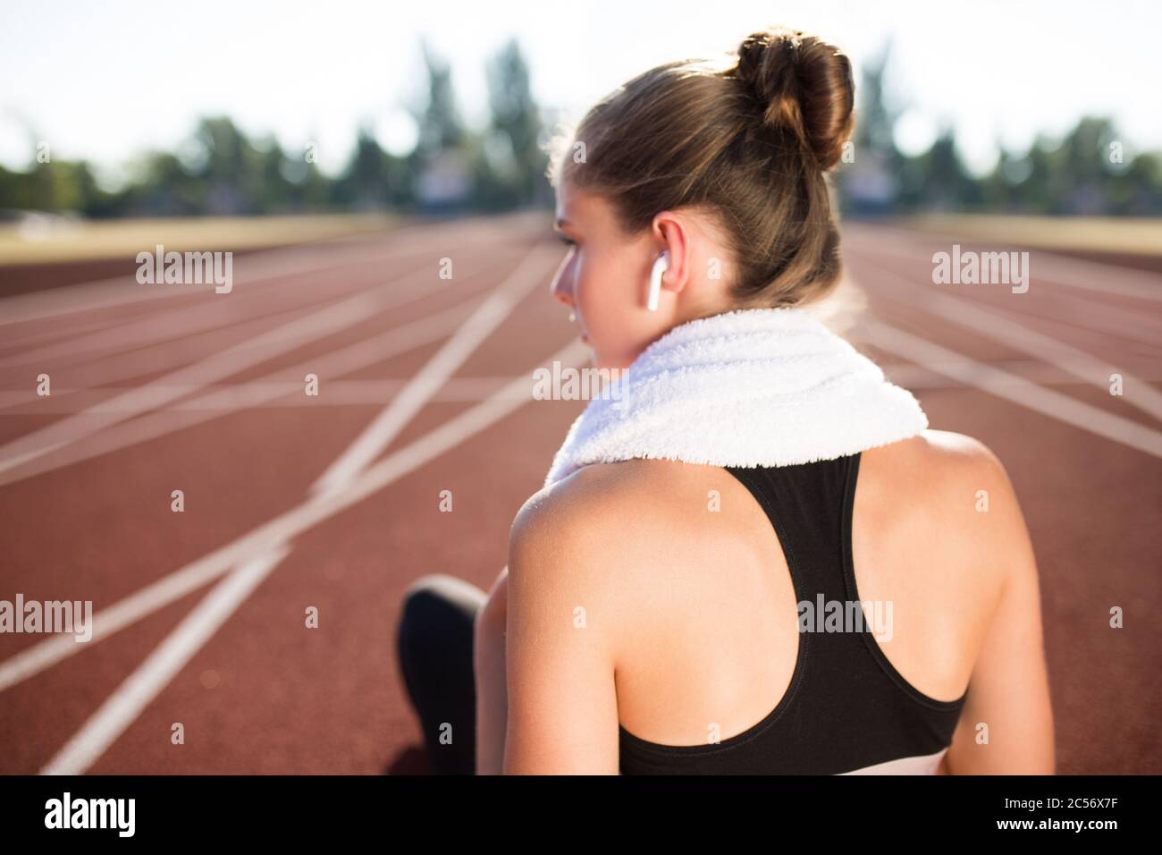 майк апп сидя на барном стуле. девушка сзади наушники. Neck sitting. силуэт вебинар. сидит в офисе.