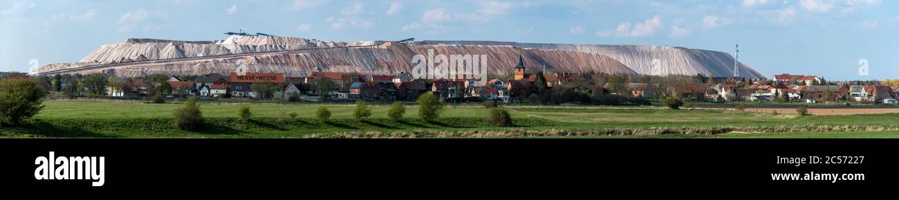 Germany, Saxony-Anhalt, view of Loitsche, the birthplace of Bill Kaulitz (Tokio Hotel). The tailings dump of the Zielitz potash plant rises behind the Stock Photo