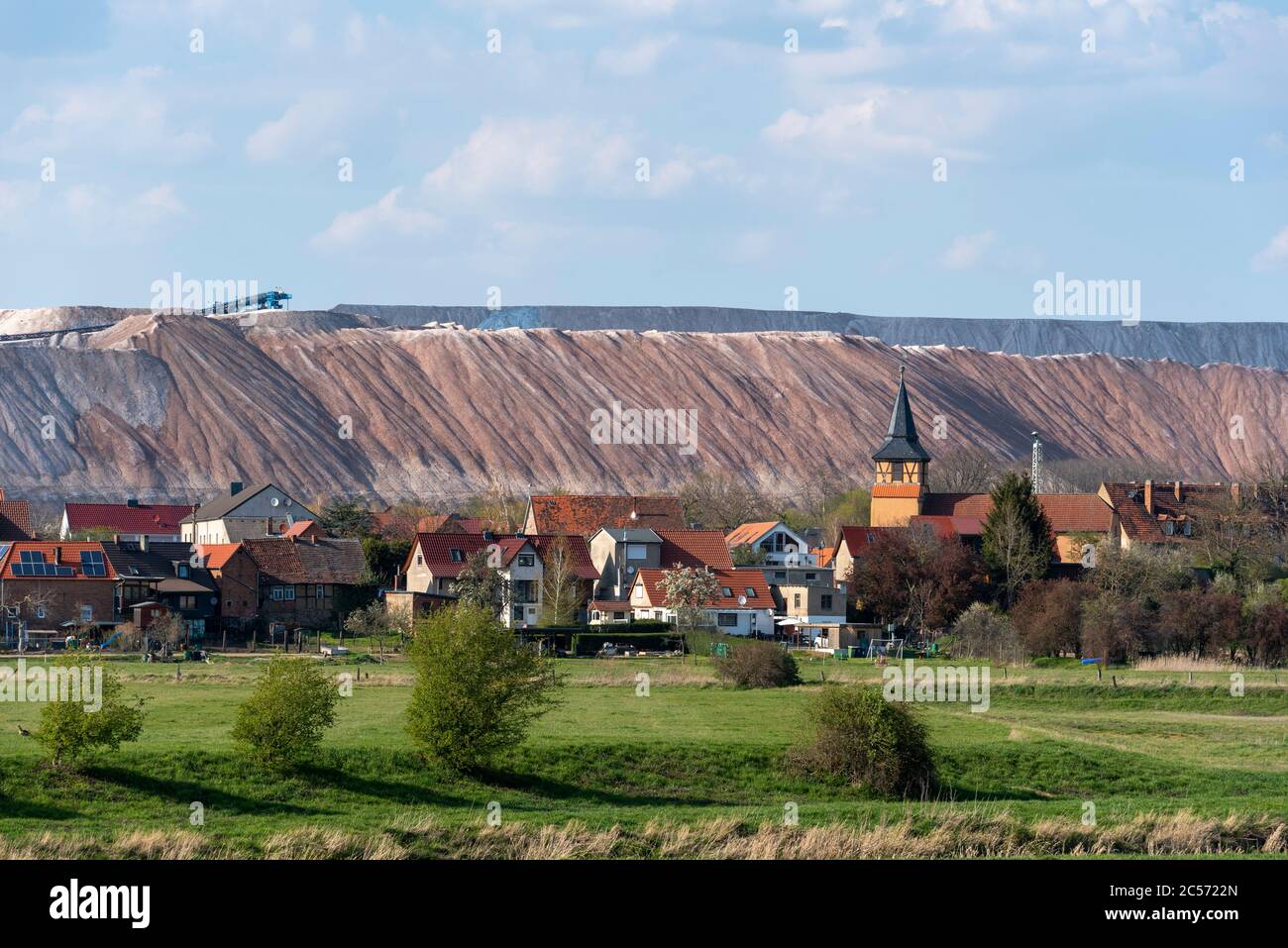 Germany, Saxony-Anhalt, view of Loitsche, the birthplace of Bill Kaulitz (Tokio Hotel). The tailings dump of the Zielitz potash plant rises behind the Stock Photo