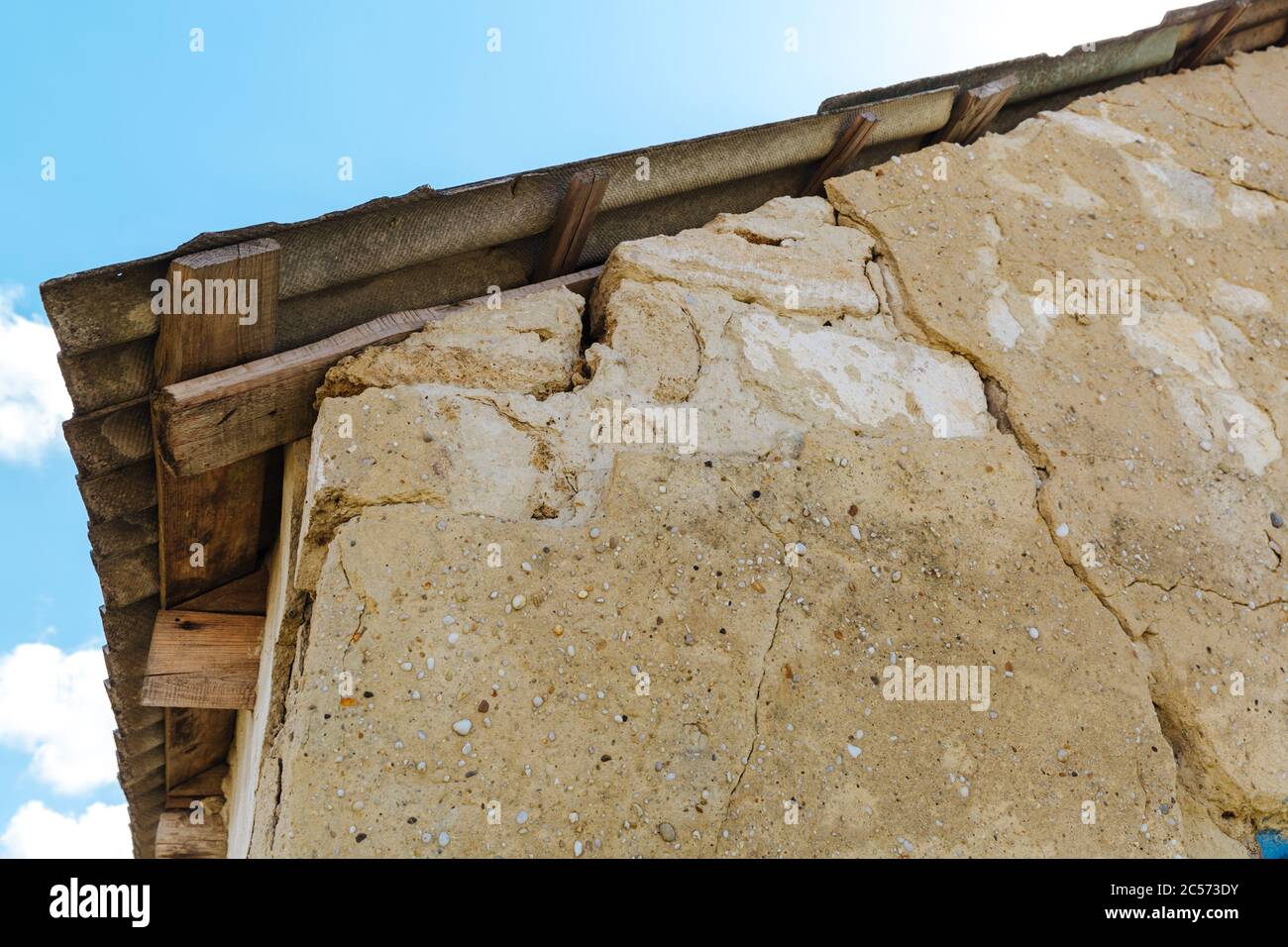 A large dangerous crack in the wall of the house. Destroying the house ...