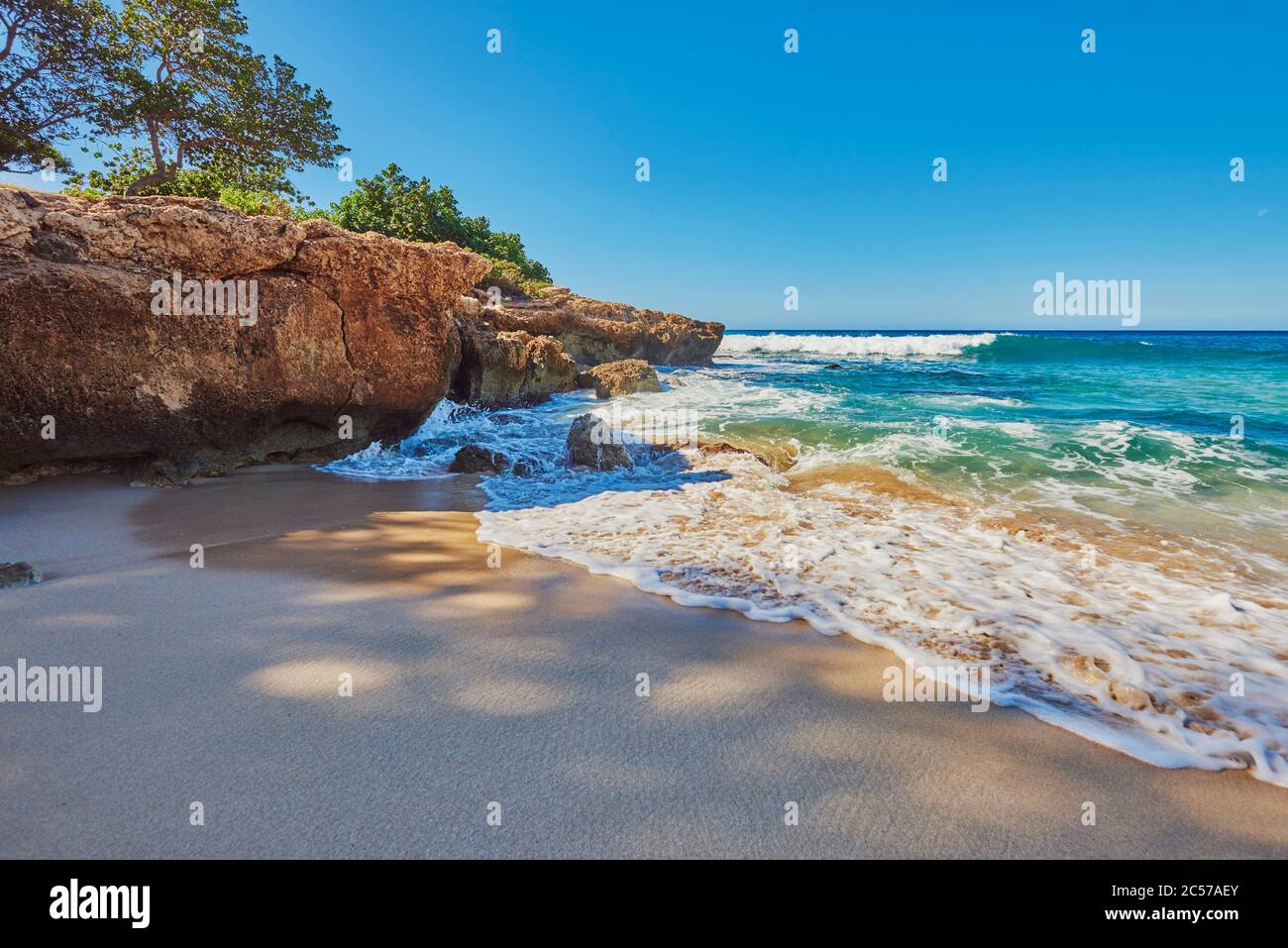 Beach landscape in Kahe Point Beach Park, Hawaiian Island of Oahu, Oahu ...