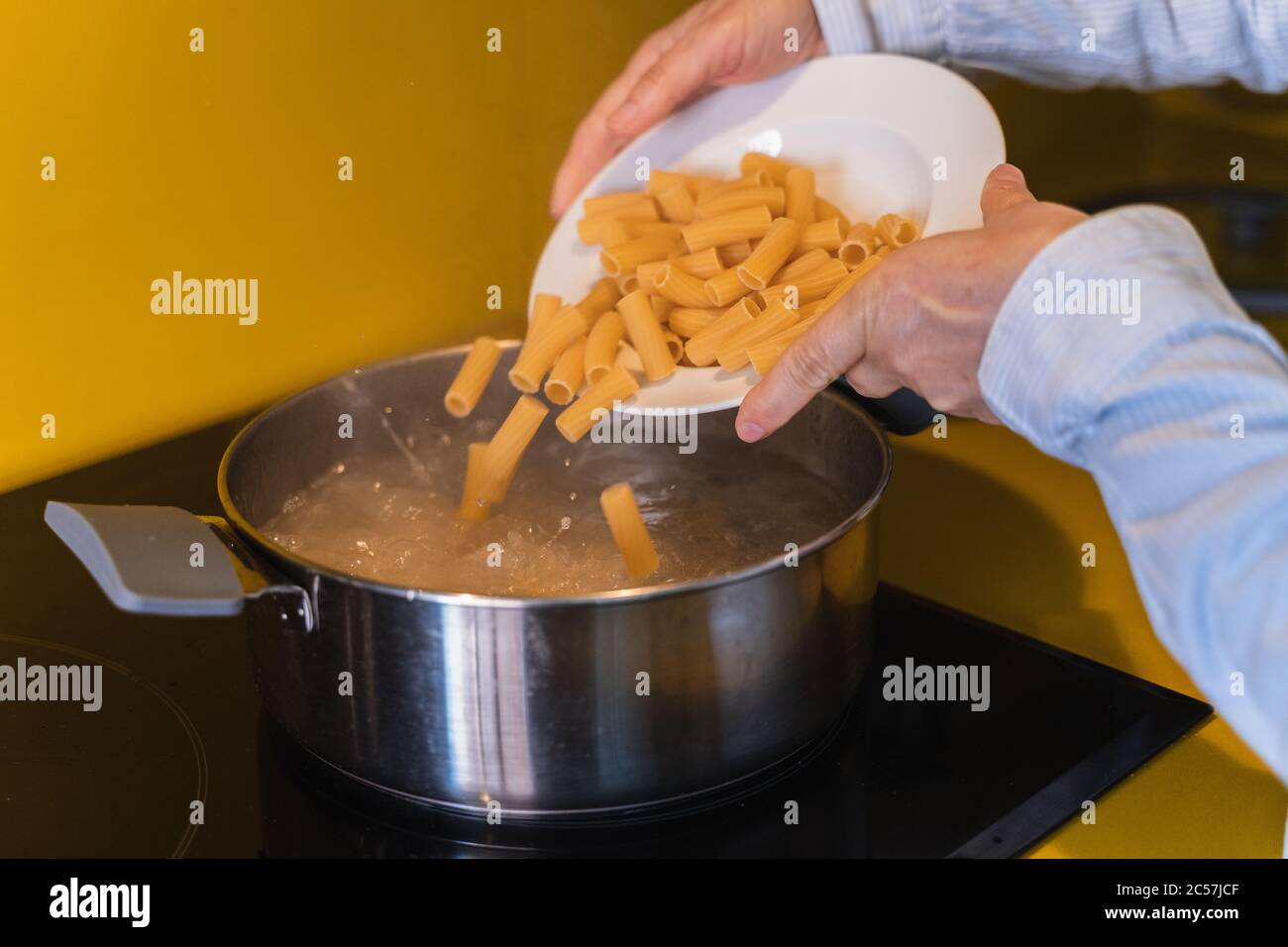 Pot of boiling water hi-res stock photography and images - Page 2 - Alamy