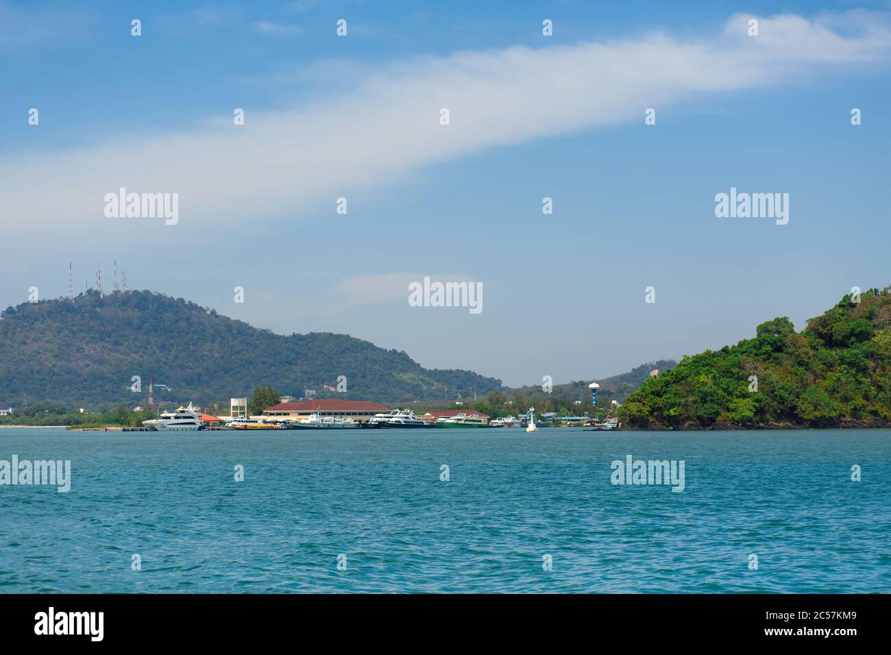 View of a green island in the blue ocean Stock Photo - Alamy