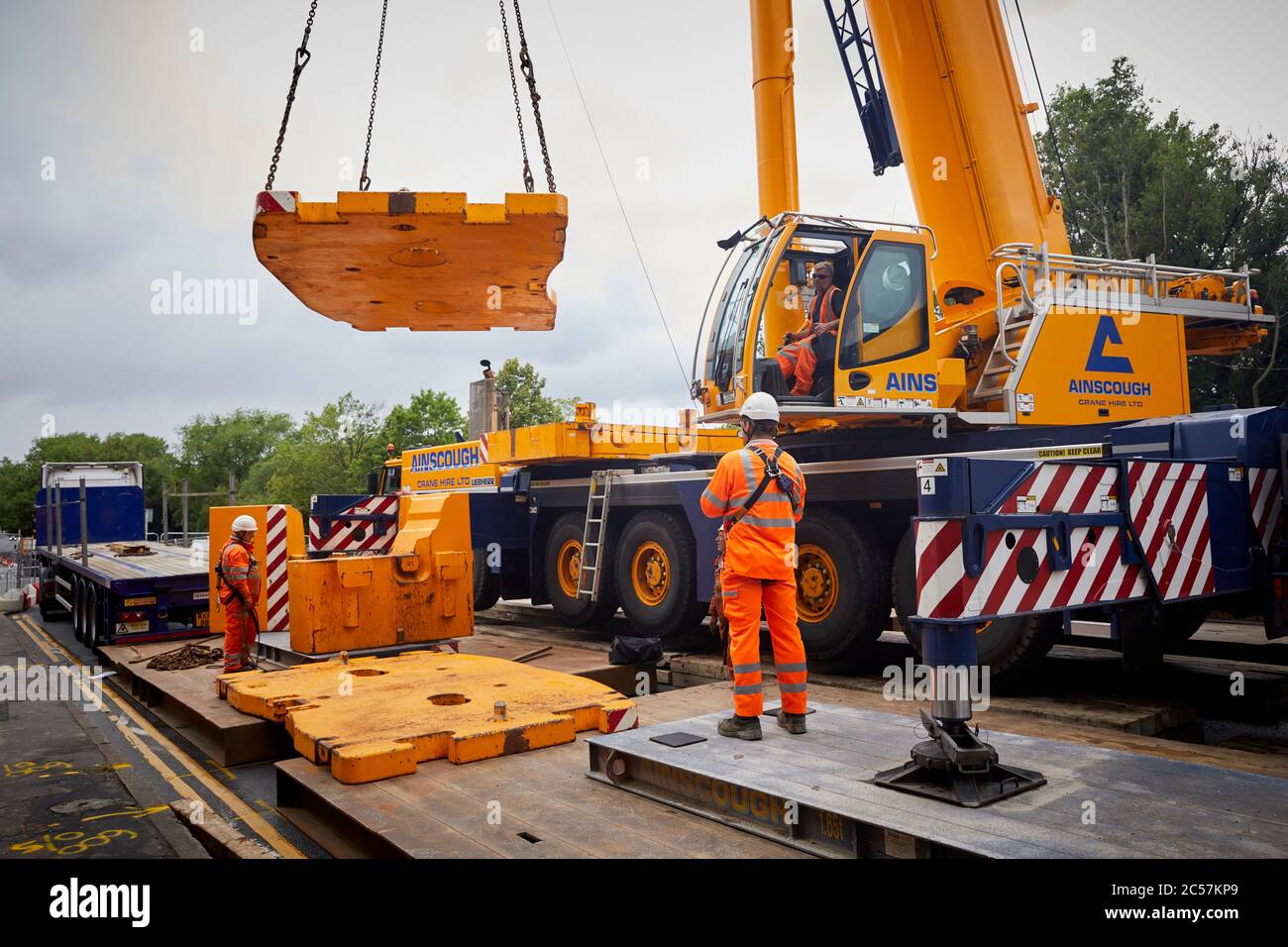 A57 Hyde Road in Gorton has a new footbridge Ainscough crane adds balance weights to itself Stock Photo