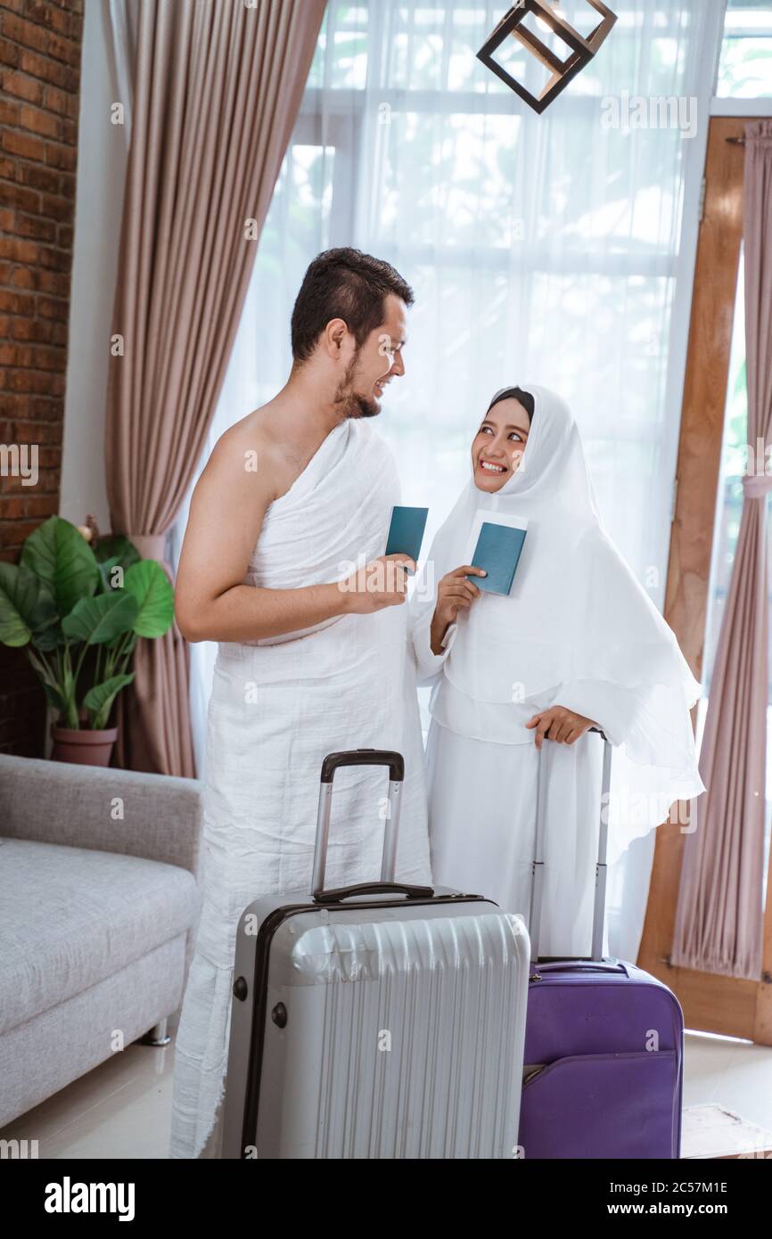 muslim couple going for hajj and umrah together Stock Photo Alamy