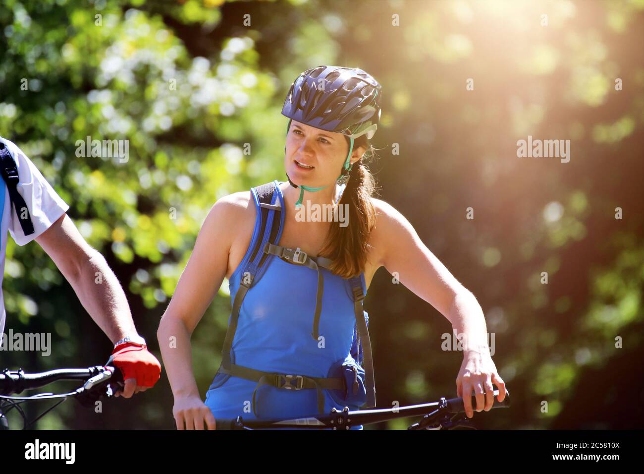 Nahaufnahme eine attraktiven und sportlichen Mountainbikerin (Model released) Stock Photo