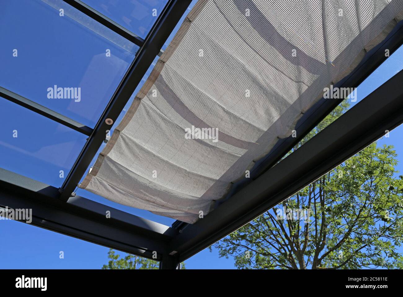 Hochwertige moderne Terrassenüberdachung Stock Photo
