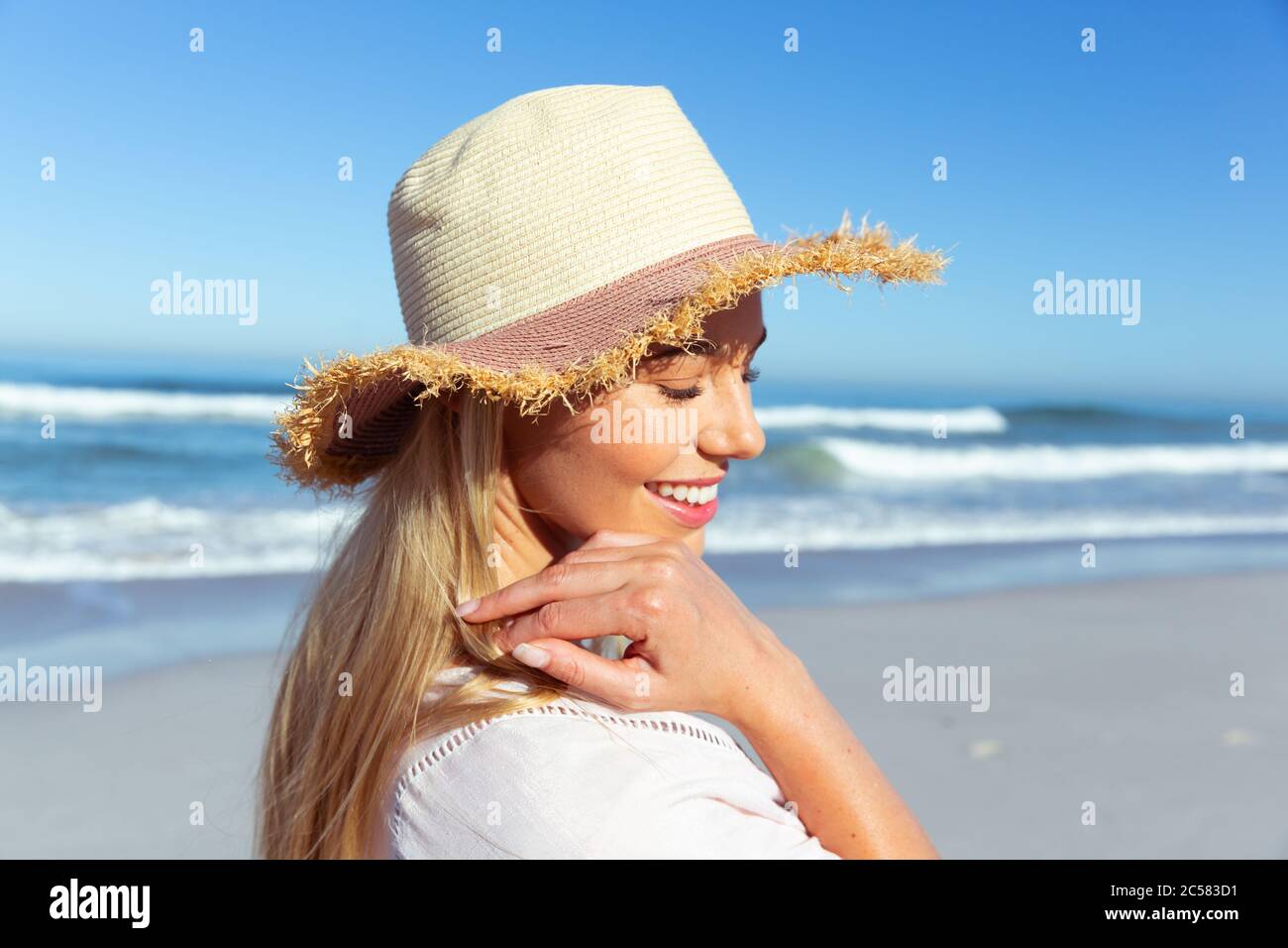 Woman sun hat on beach hi-res stock photography and images - Alamy