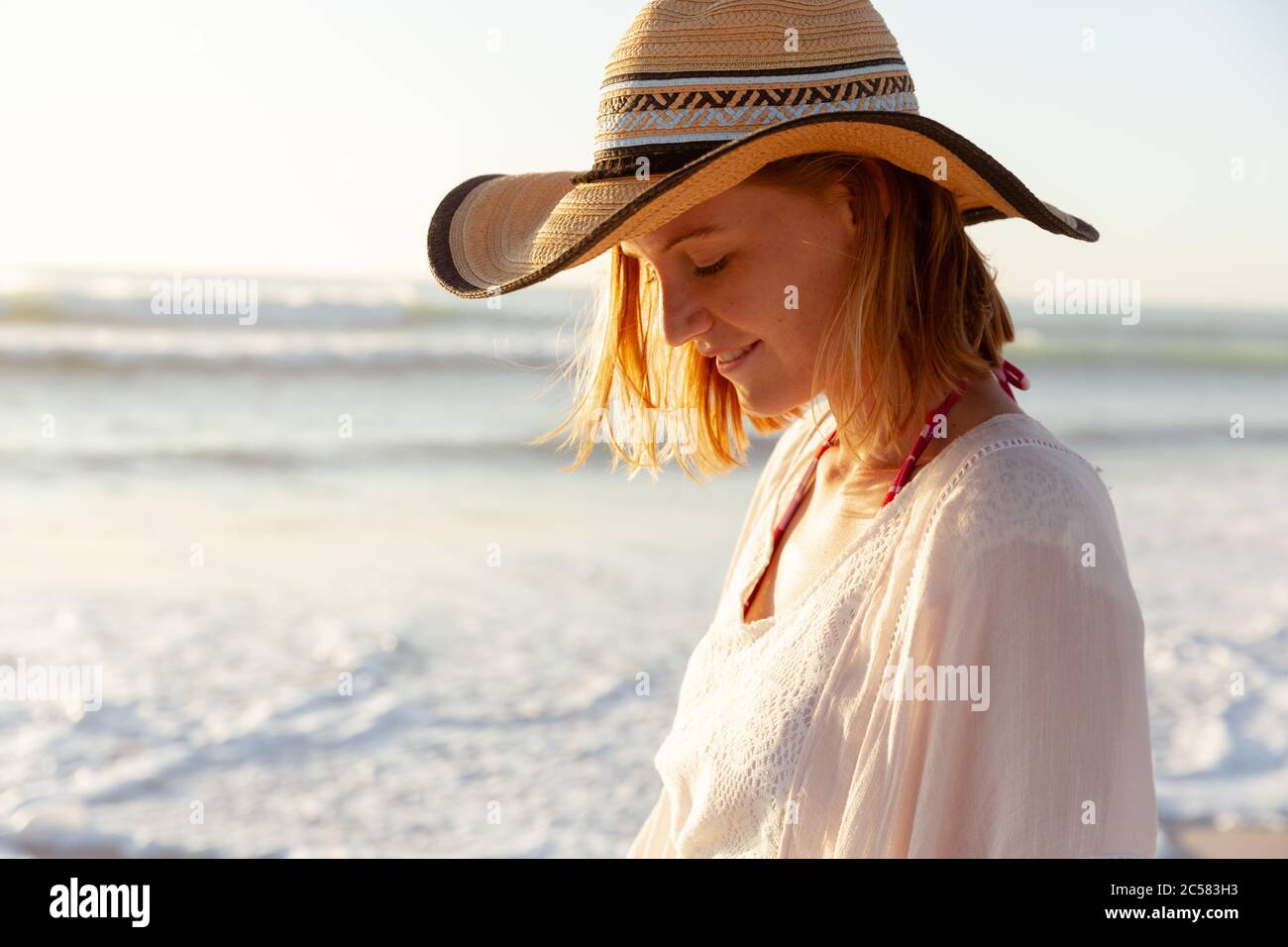 Woman sun hat on beach hi-res stock photography and images - Alamy