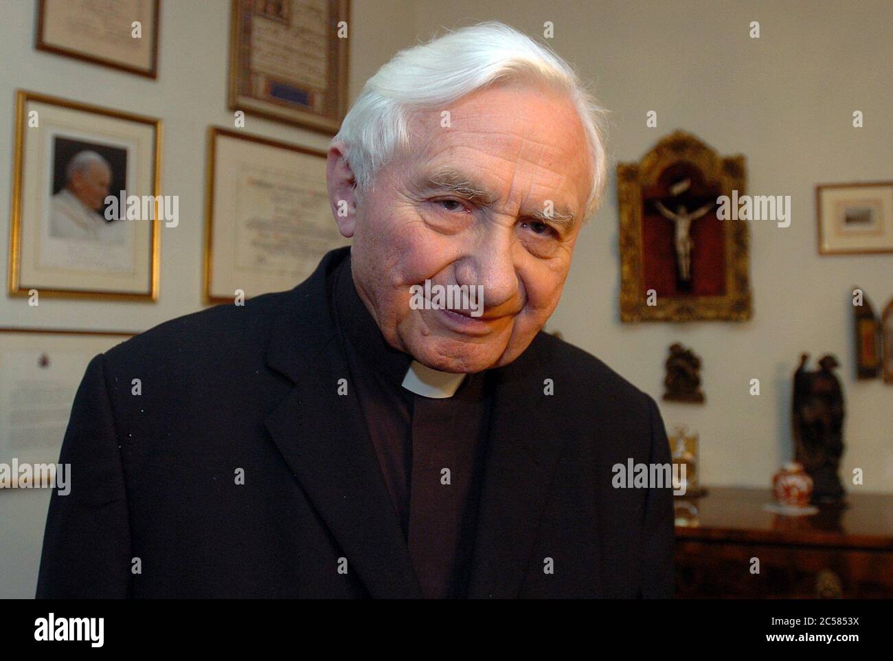 Georg Ratzinger will be in his house in Regensburg, Upper Palatinate, on Tuesday (April 19, 2005). Until the end, Georg Ratzinger was convinced that his brother Joseph, who was three years his junior, would not succeed John Paul II. But the tension was clearly written on the face of the long-time director of the world-famous Regensburg Cathedral Sparrows. Before the Second World War, both brothers attended the Archbishop's seminary in Traunstein, the 'cadre smithy' for aspiring priests. Both studied theology, both were ordained priests on June 29, 1951 in Freising. Photo: Armin Weigel dpa/lb Stock Photo