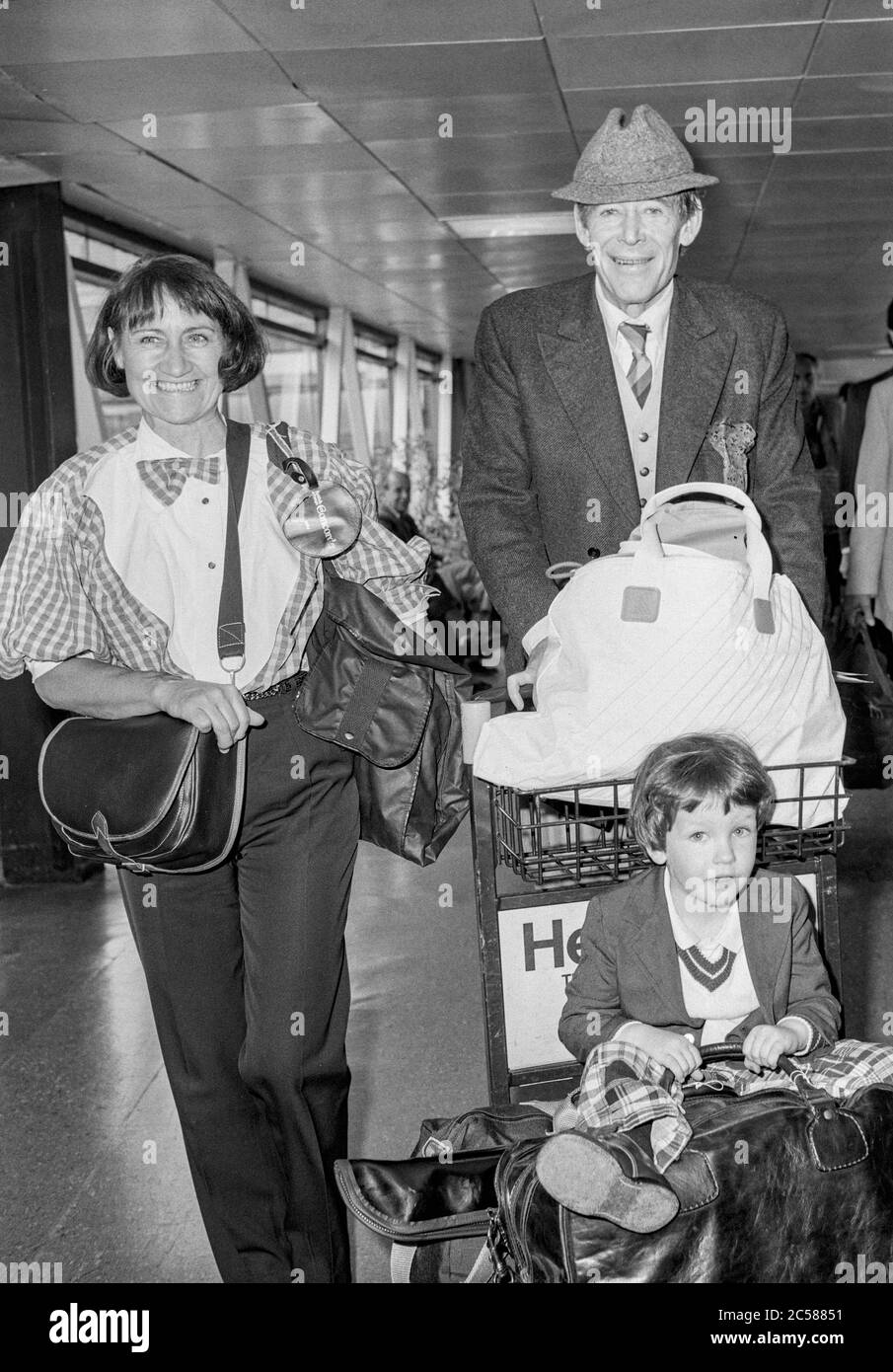 British actor Peter O'Toole with partner Karen and son Lorcan in Jun 1986  Stock Photo - Alamy, image size:905x1390